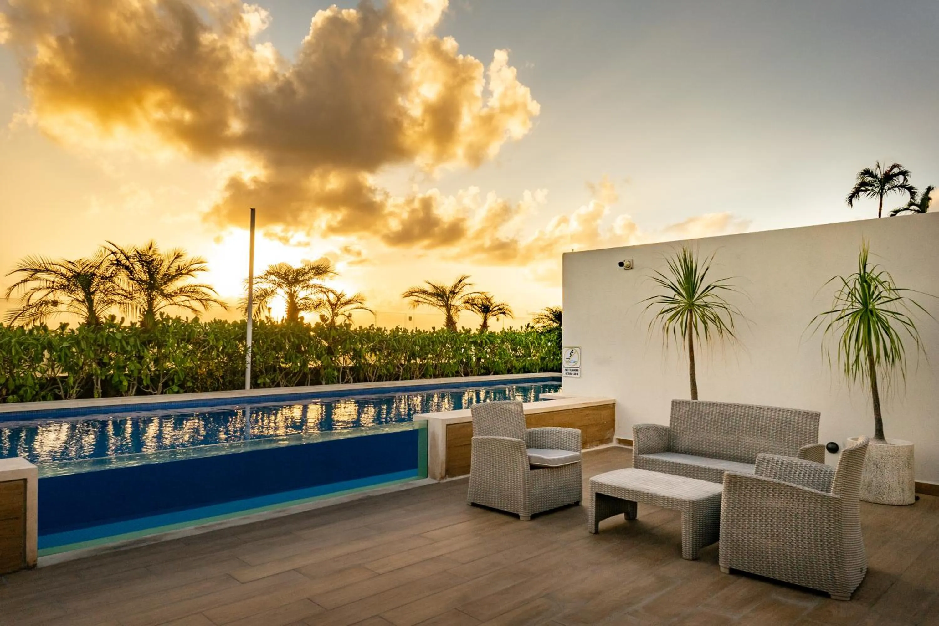 Swimming pool in Opal Suites Apartments