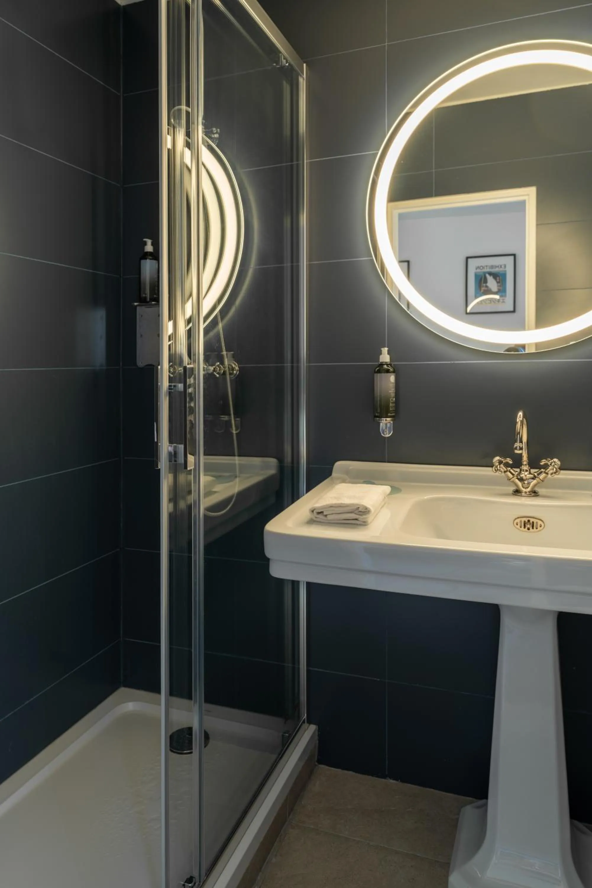 Shower in Hôtel d'Angleterre