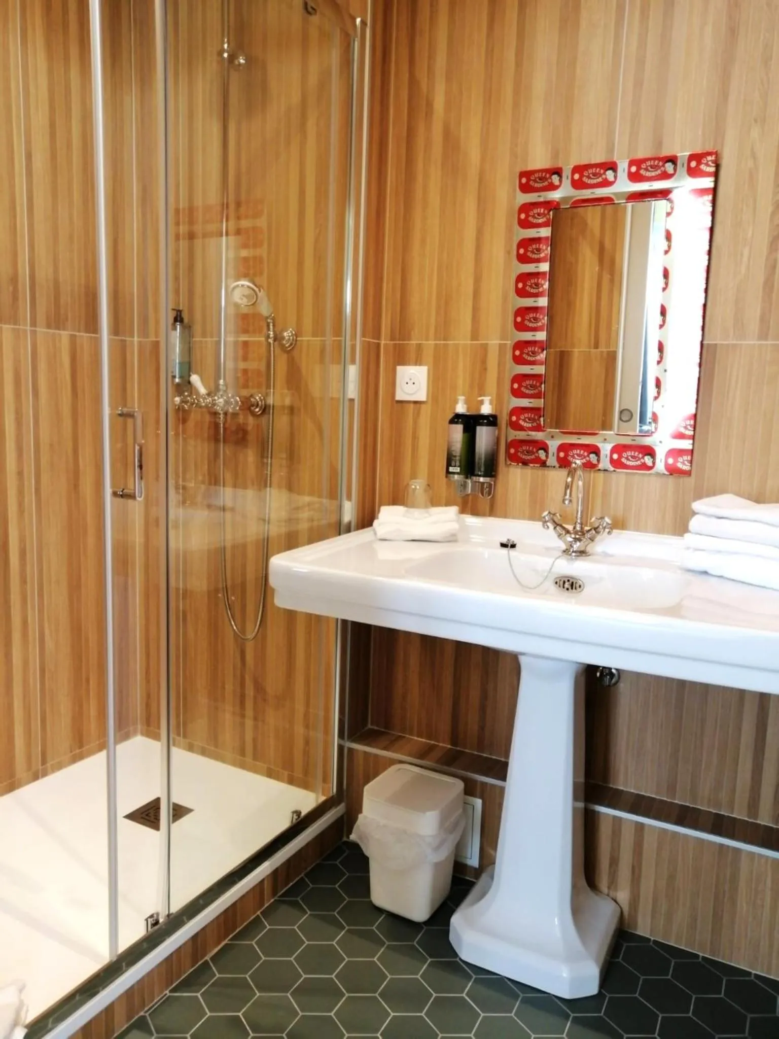 Shower in Hôtel d'Angleterre