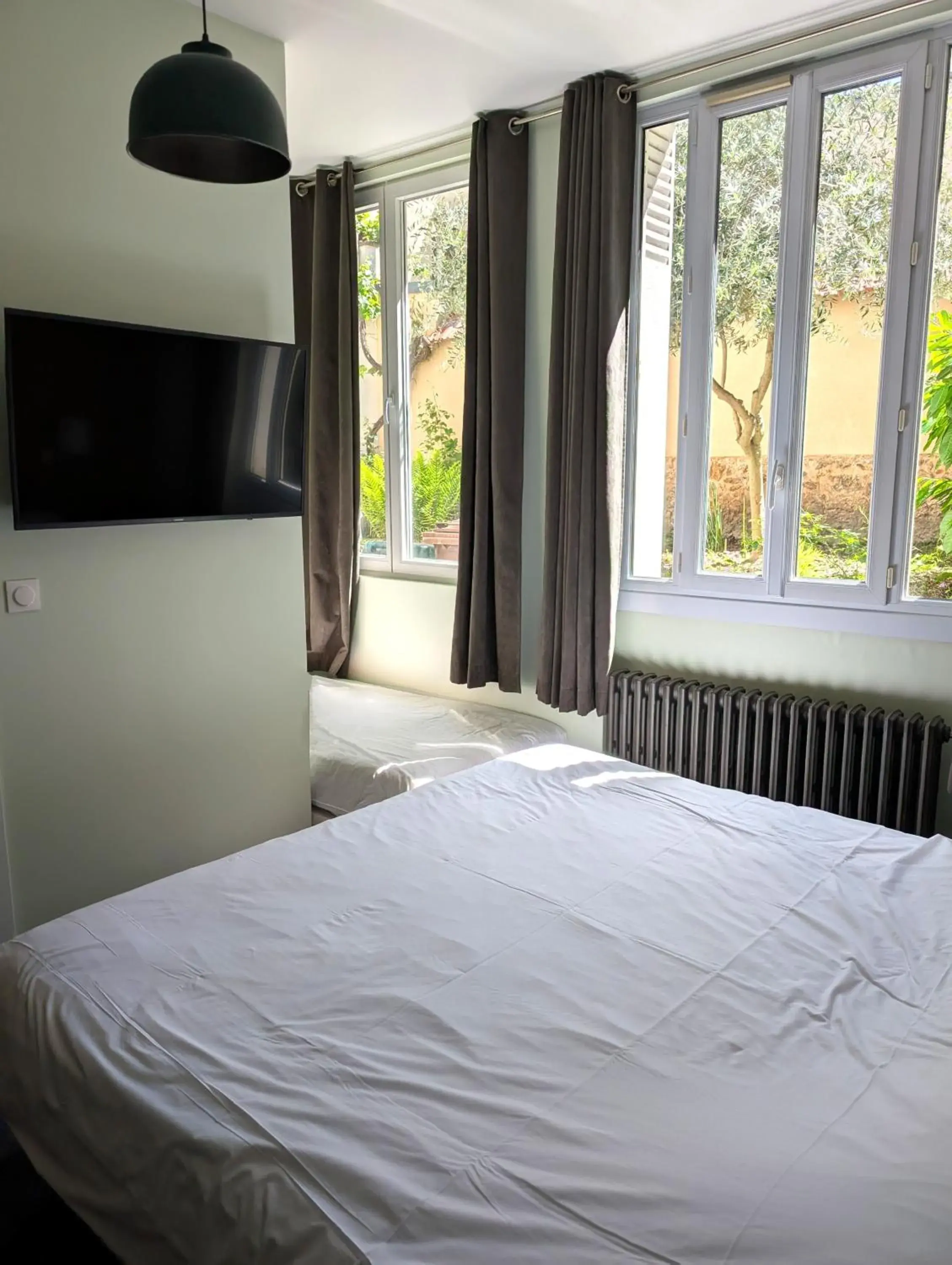 Bed in Hôtel d'Angleterre Bed in Hôtel d'Angleterre