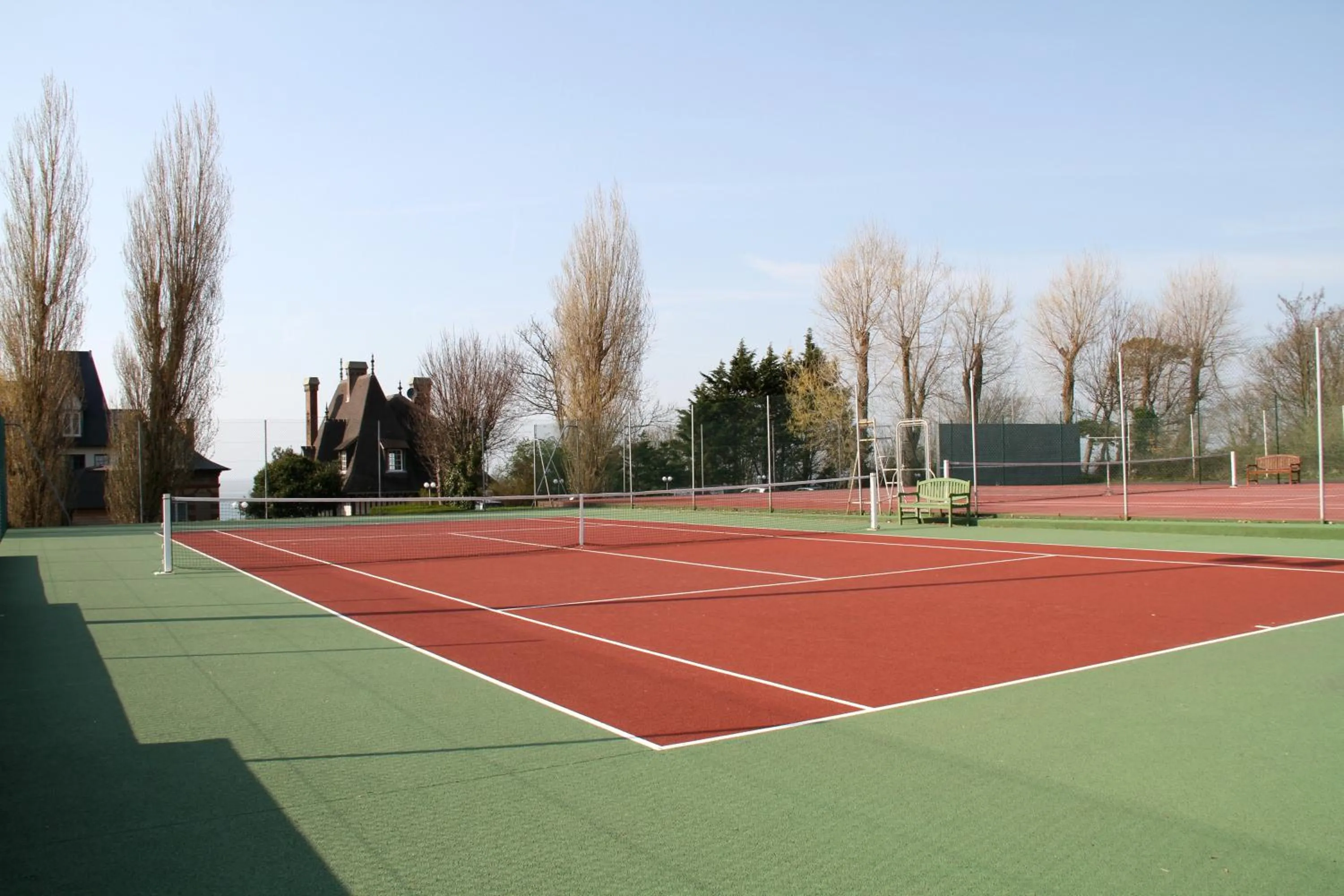 Tennis court in Hotel Le Bellevue, Demeures & Chateaux