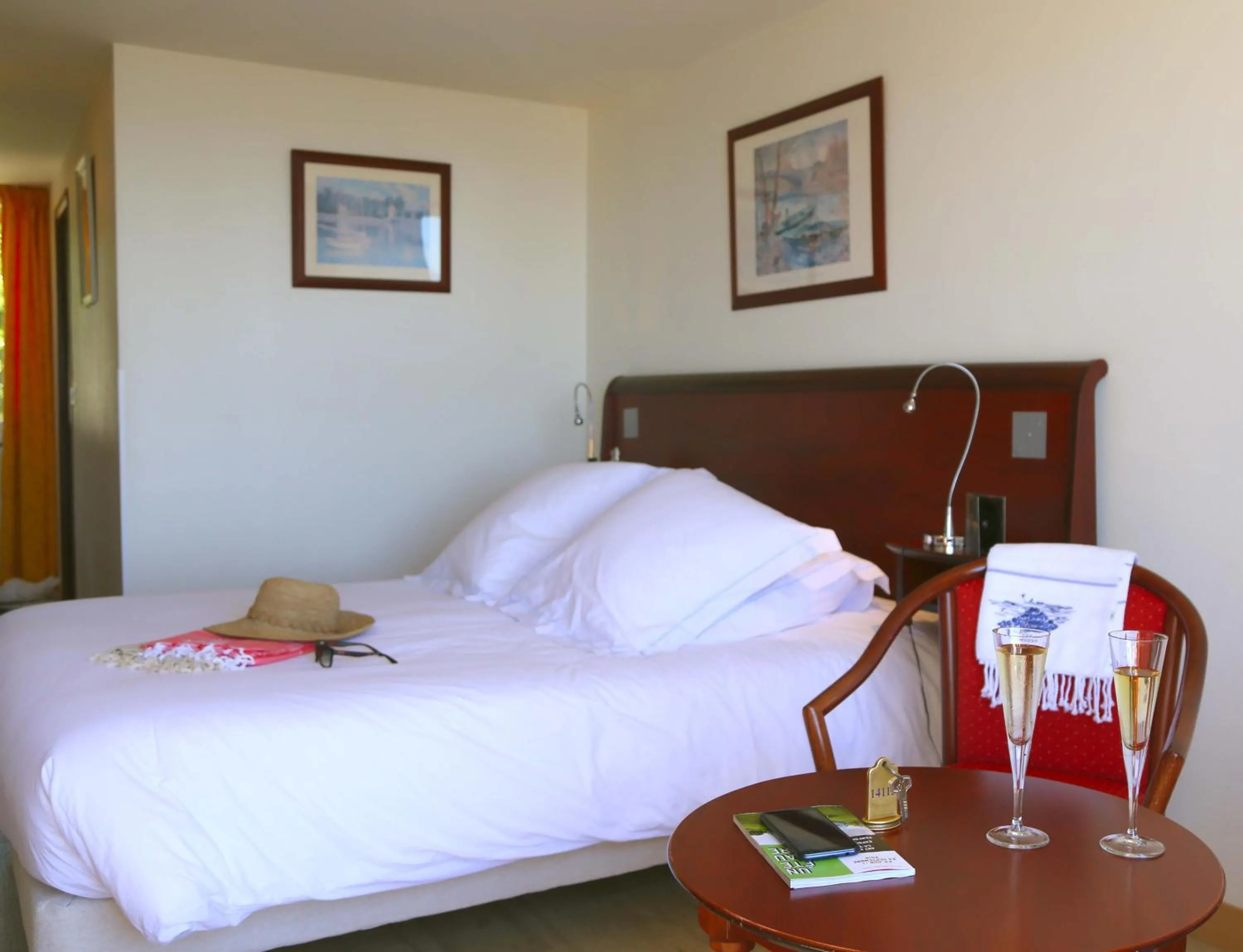 Photo of the whole room, Bed in Hotel Le Bellevue, Demeures & Chateaux