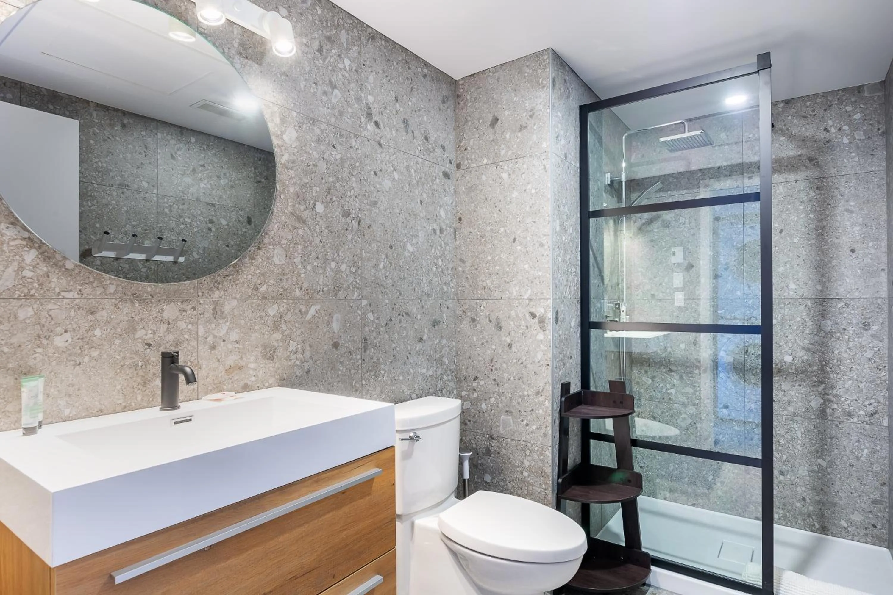 Shower in Les Lofts de Buade - Par Les Lofts Vieux-Québec