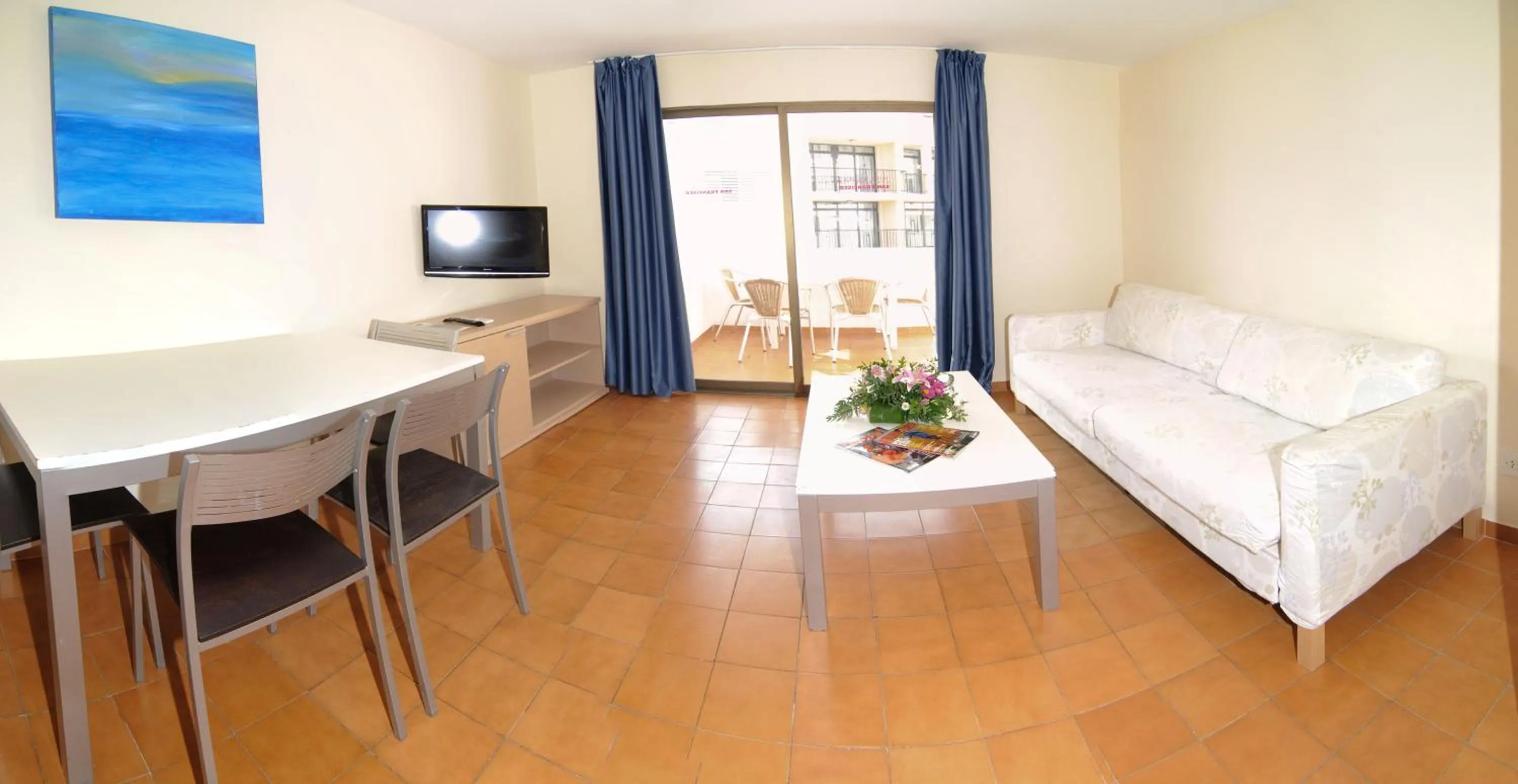 Living room, Bed in Apartamentos San Francisco