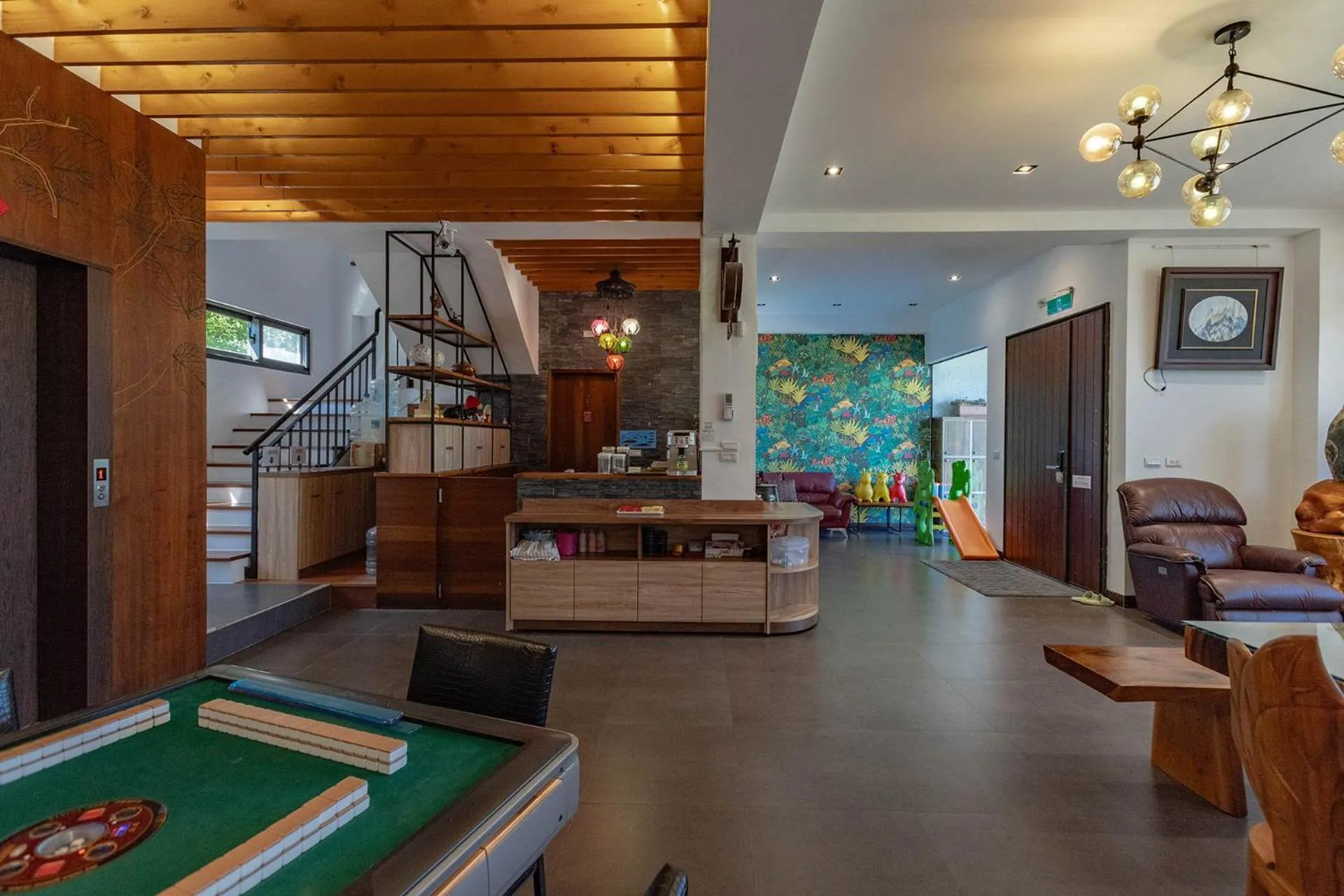 Communal lounge/ TV room in 193 County Garden BnB