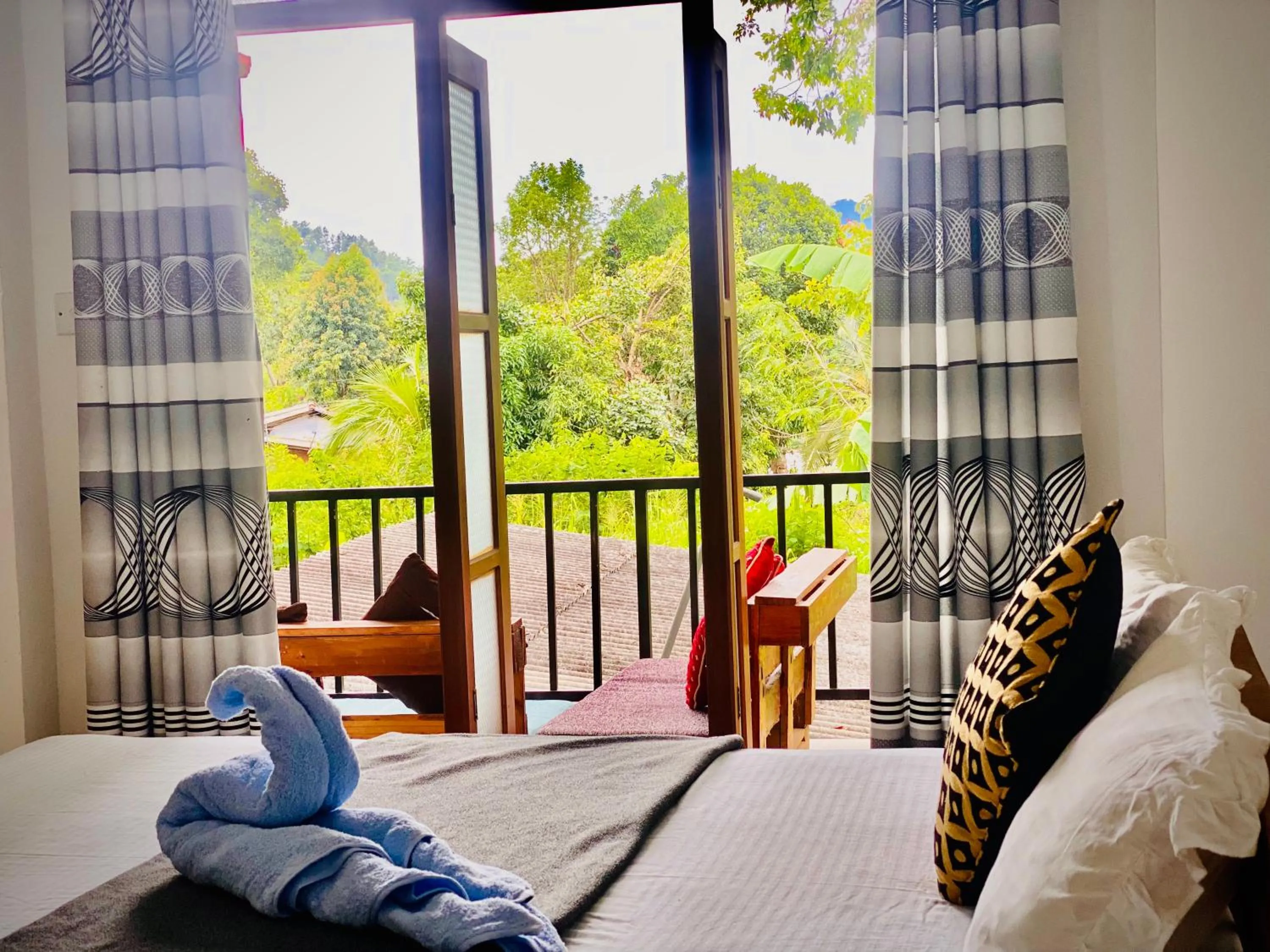 Montes Ella