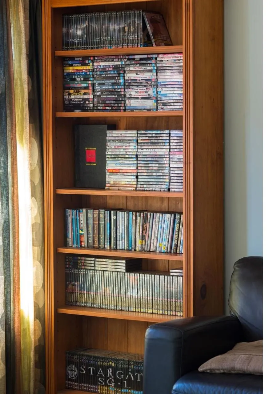 Communal lounge/ TV room in Eden's Edge Lodge