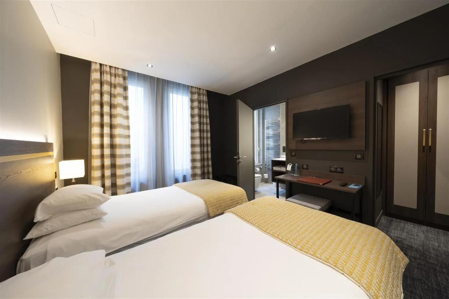 Bed in Hôtel Bristol