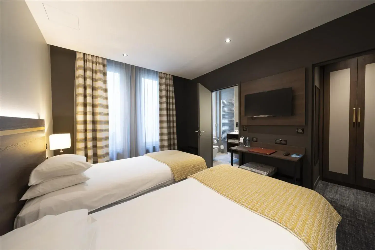 Economy Twin Room in Hôtel Bristol Economy Twin Room in Hôtel Bristol