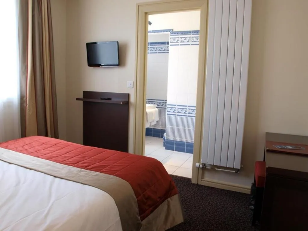 Bed in Hôtel Bristol