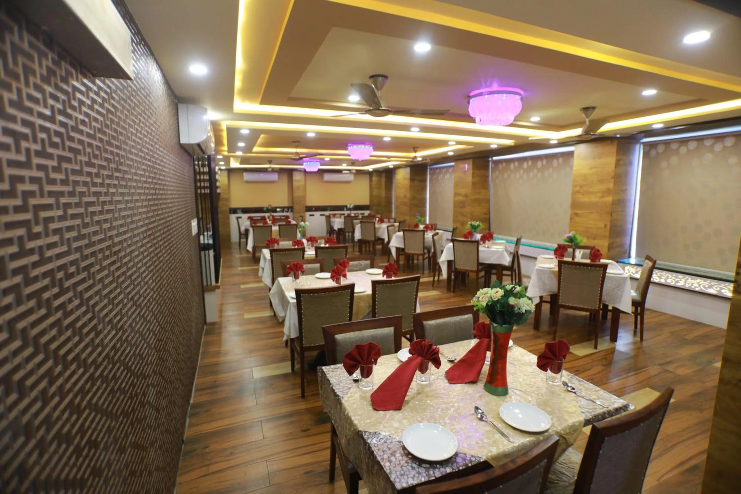 Restaurant/places to eat in Hotel City Palace