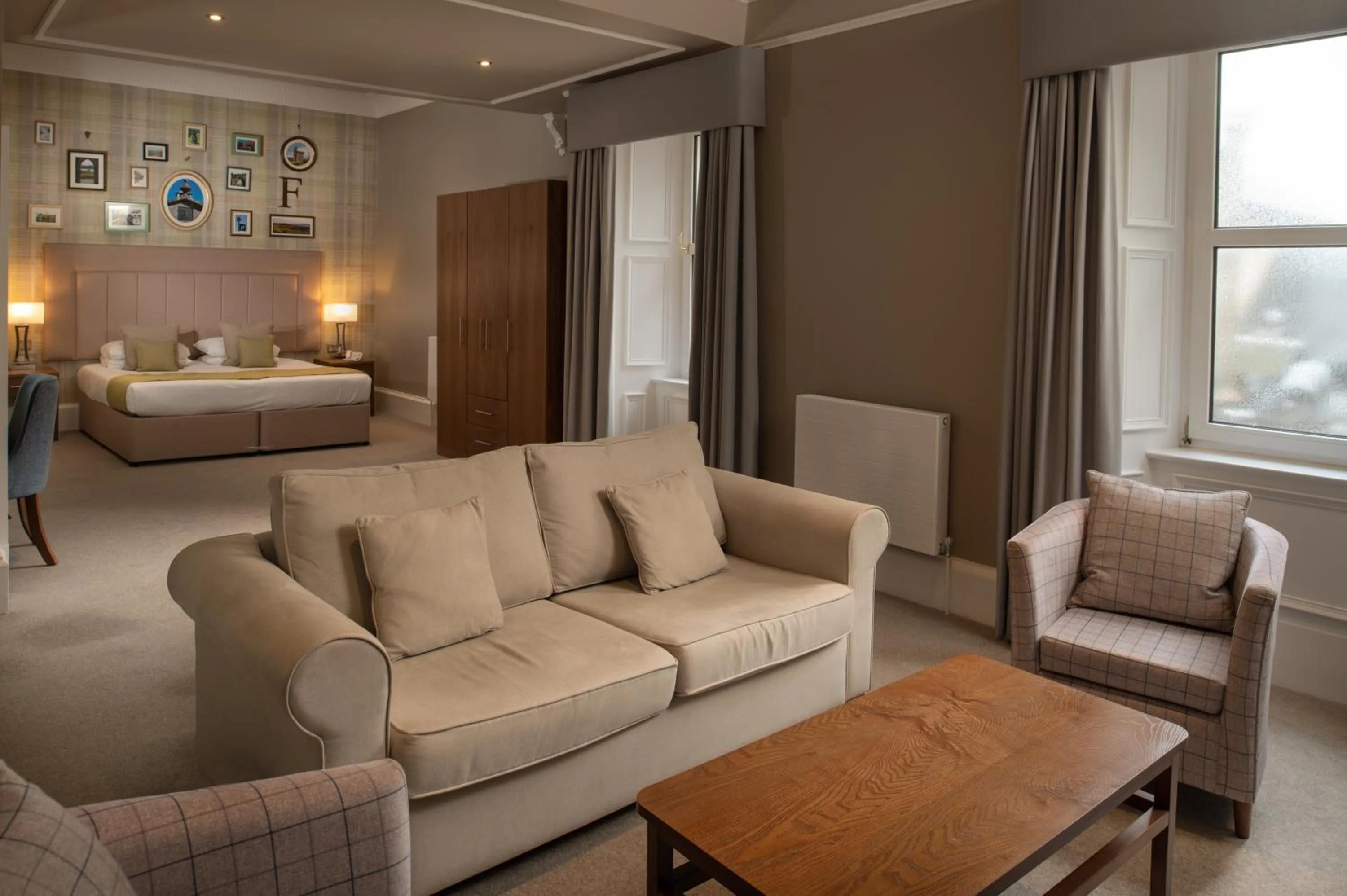 Seating area, Bed in Fairfield House Hotel