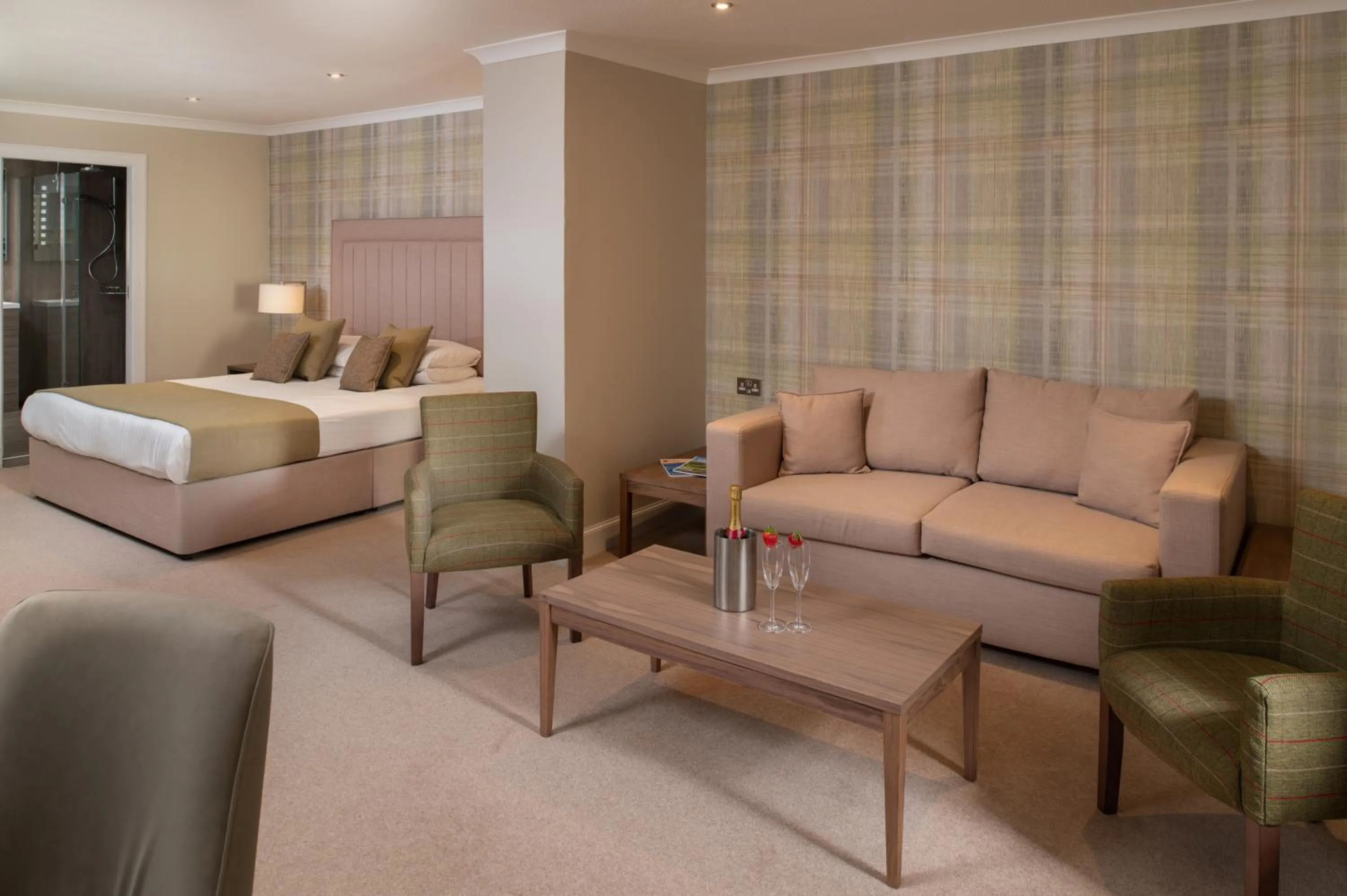 Living room, Bed in Fairfield House Hotel