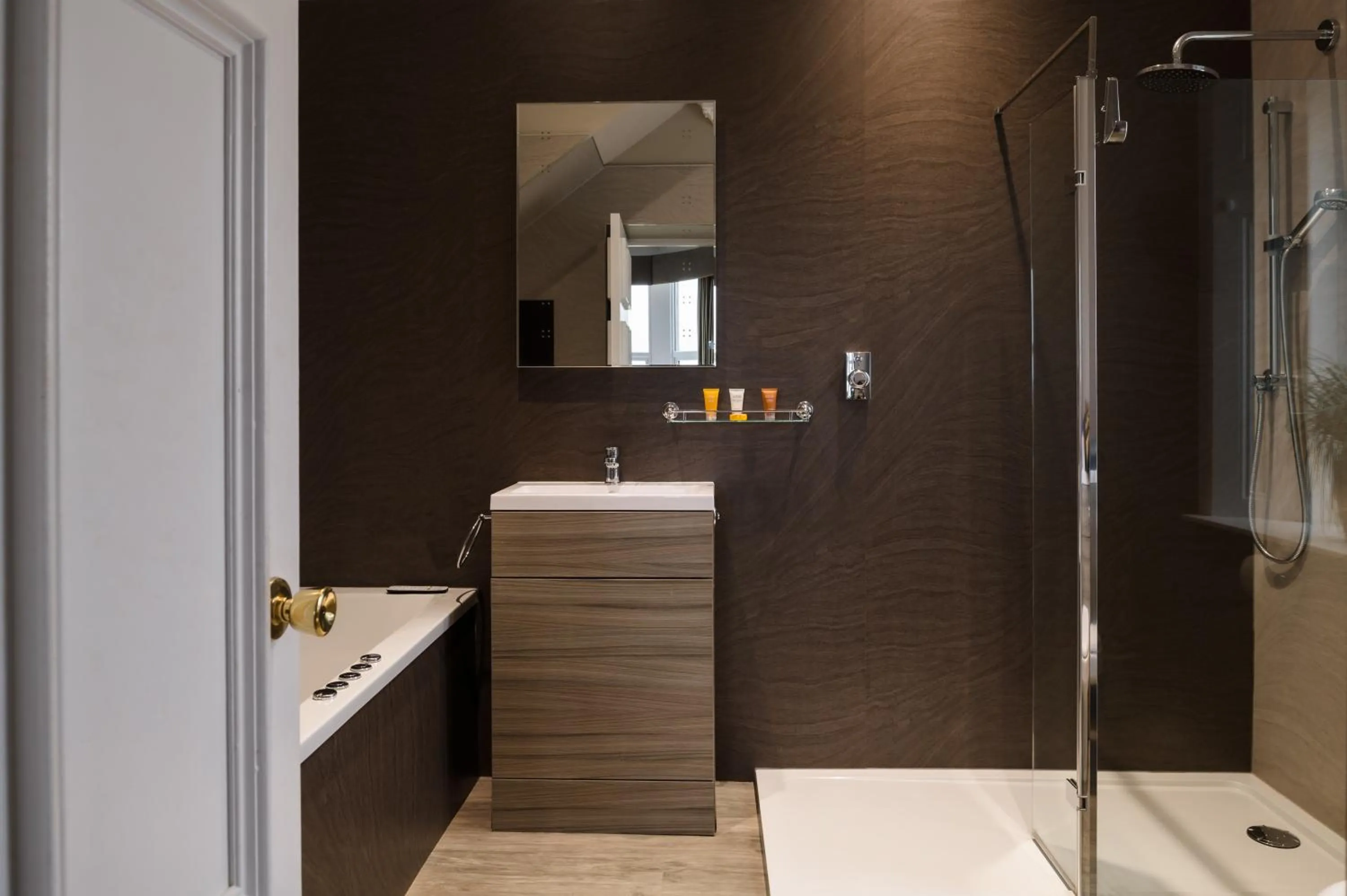 Shower in Fairfield House Hotel