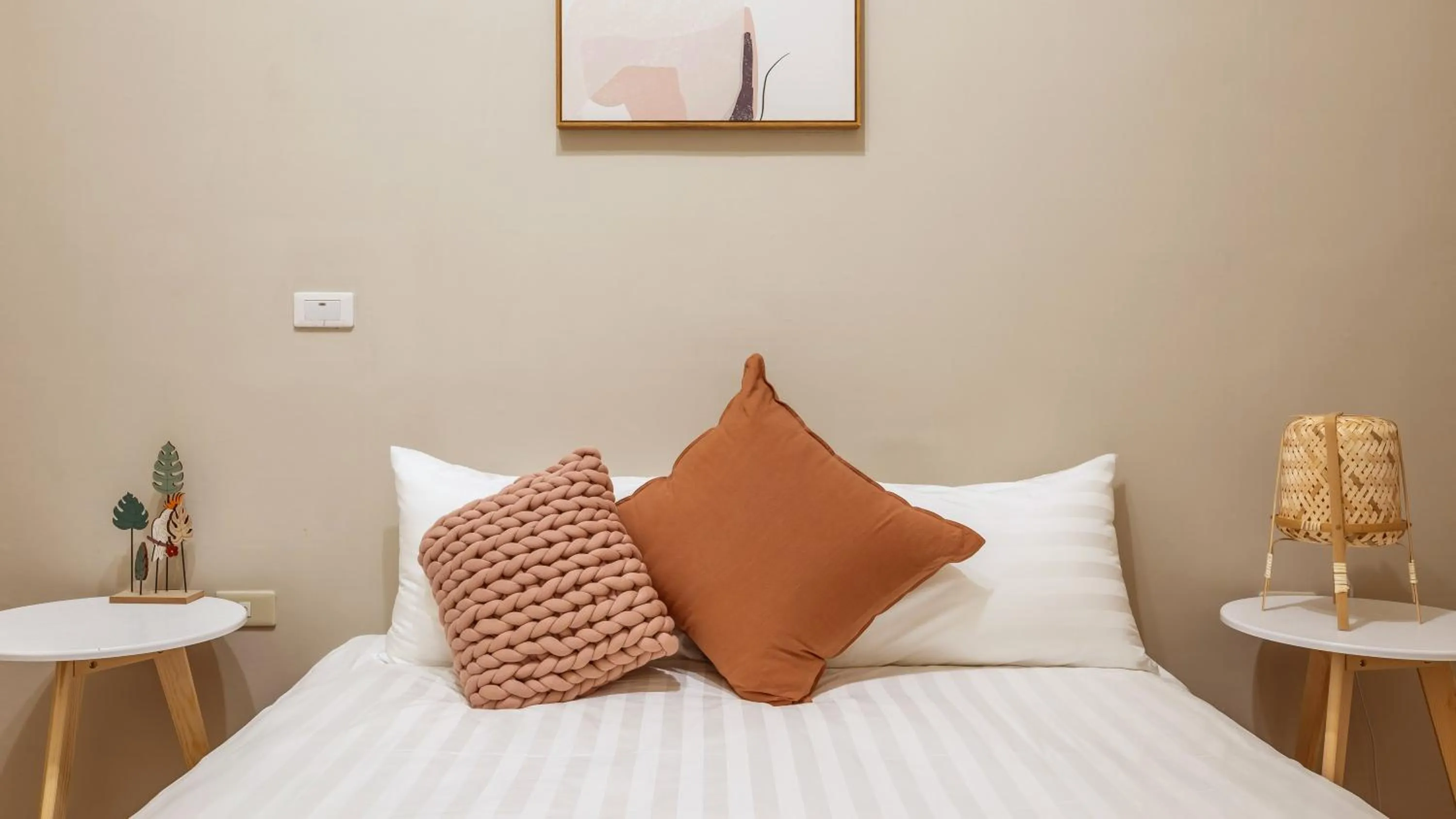 Bed in 台東普悠瑪風格旅店民宿編號2280號 丨娜娜雅筑民宿編號984號