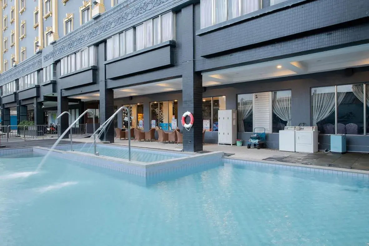 Swimming pool in Fulidun Hotel Kenting Swimming pool in Fulidun Hotel Kenting