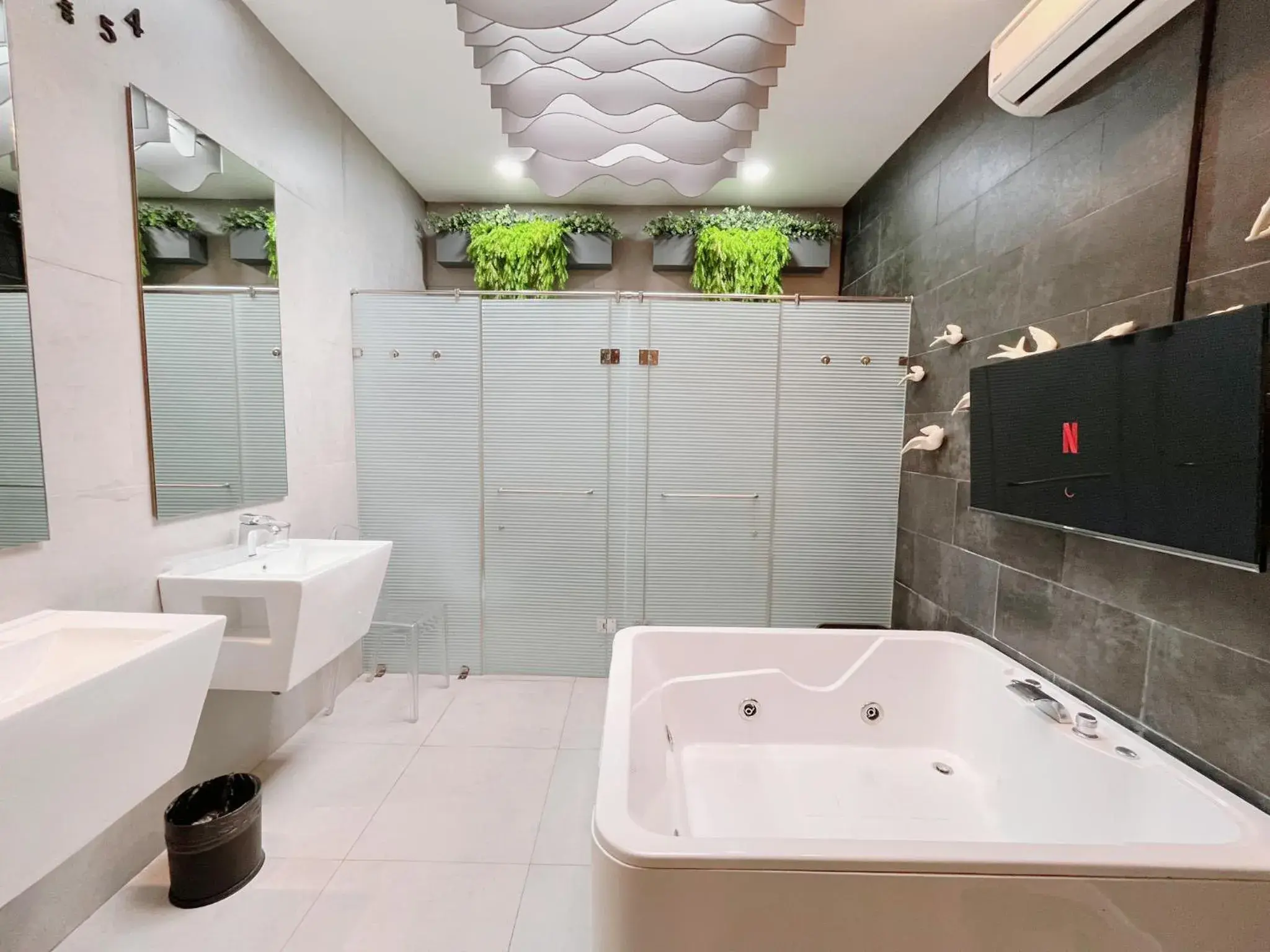 Bathroom in Verse Luxe Hotel Wahid Hasyim Bathroom in Verse Luxe Hotel Wahid Hasyim