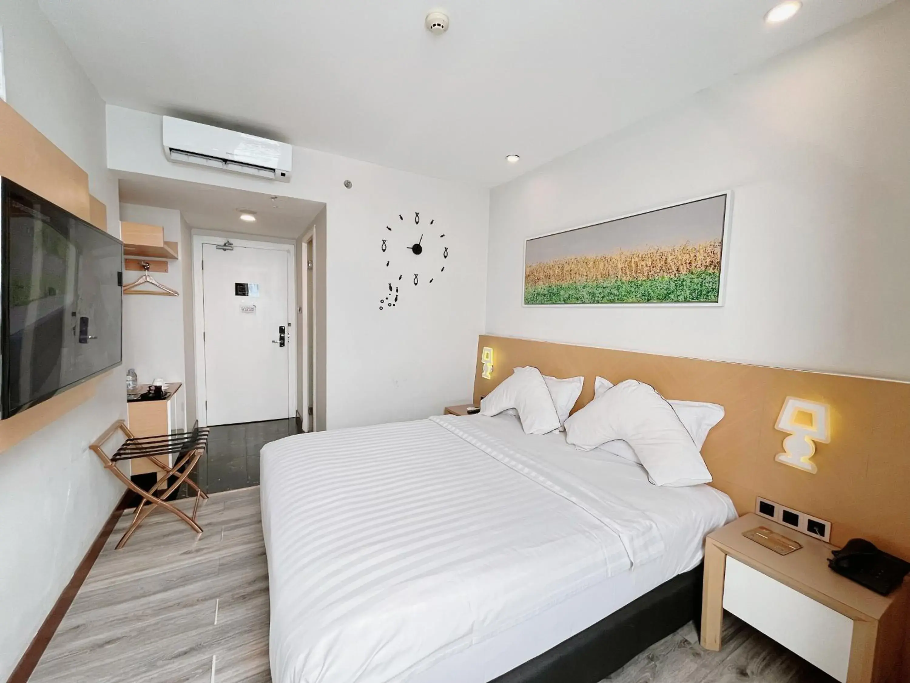 Superior Room King Bed in Verse Luxe Hotel Wahid Hasyim Superior Room King Bed in Verse Luxe Hotel Wahid Hasyim