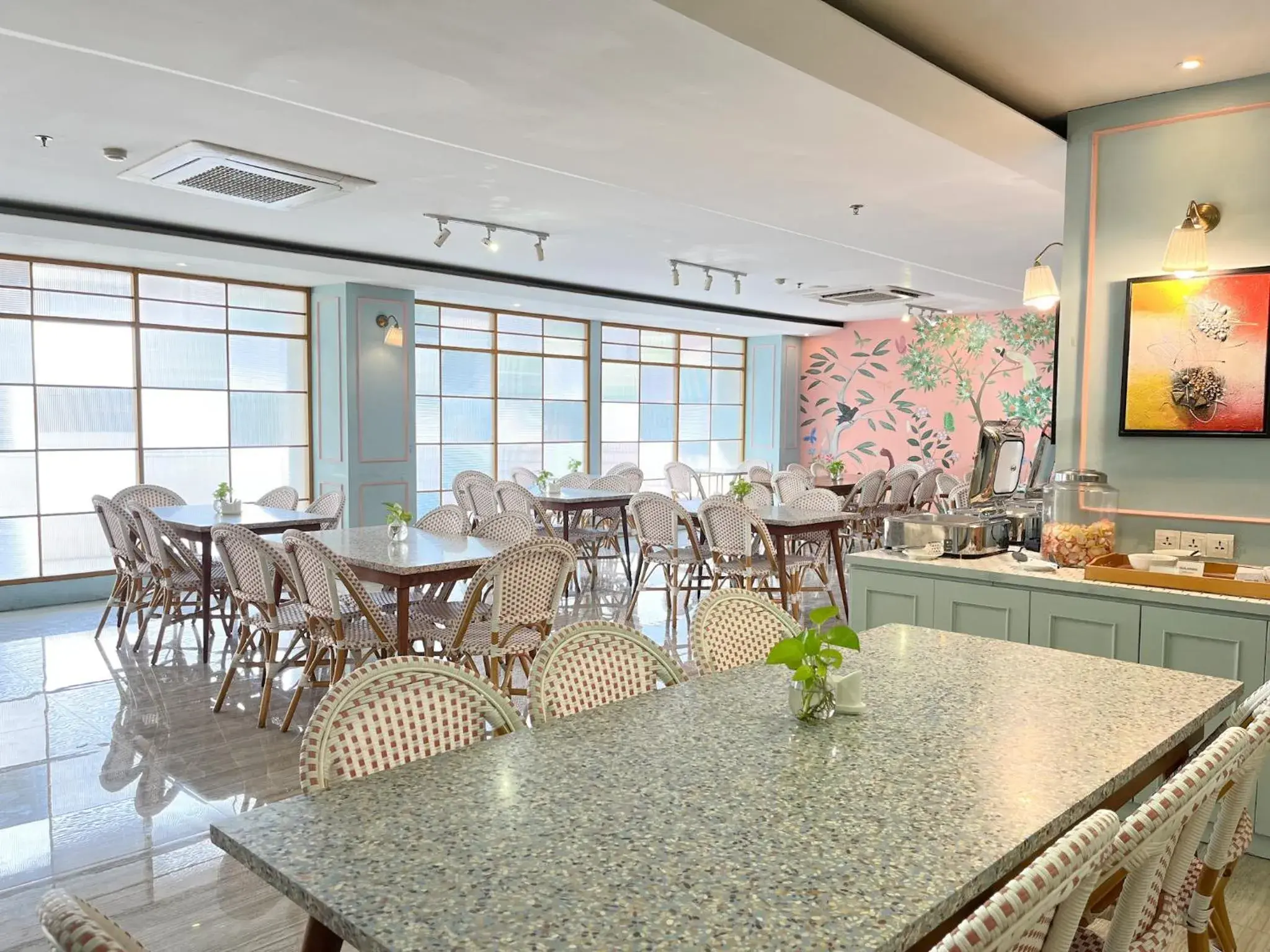 Restaurant/places to eat in Verse Luxe Hotel Wahid Hasyim Restaurant/places to eat in Verse Luxe Hotel Wahid Hasyim