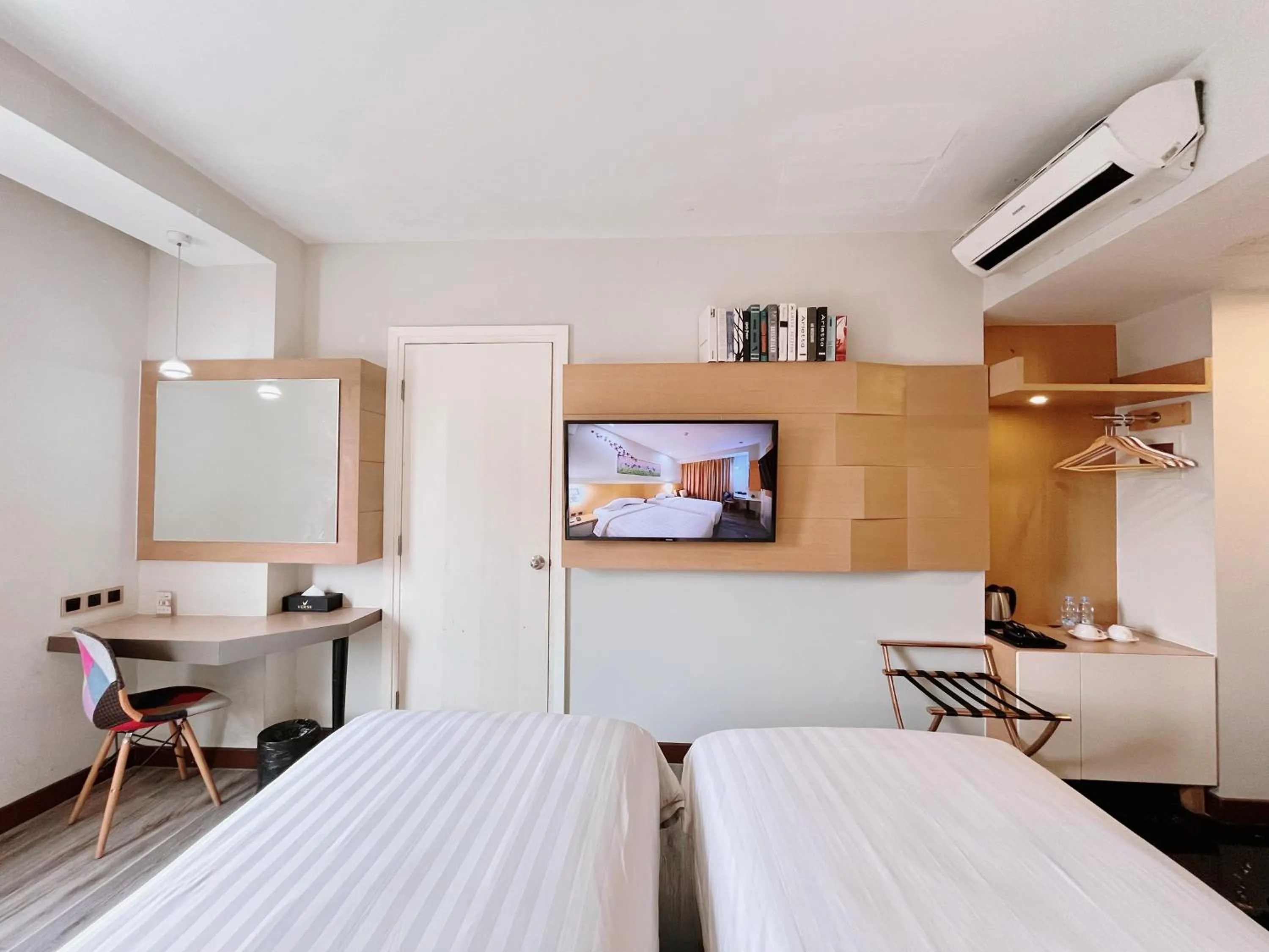 Bathroom, Bed in Verse Luxe Hotel Wahid Hasyim