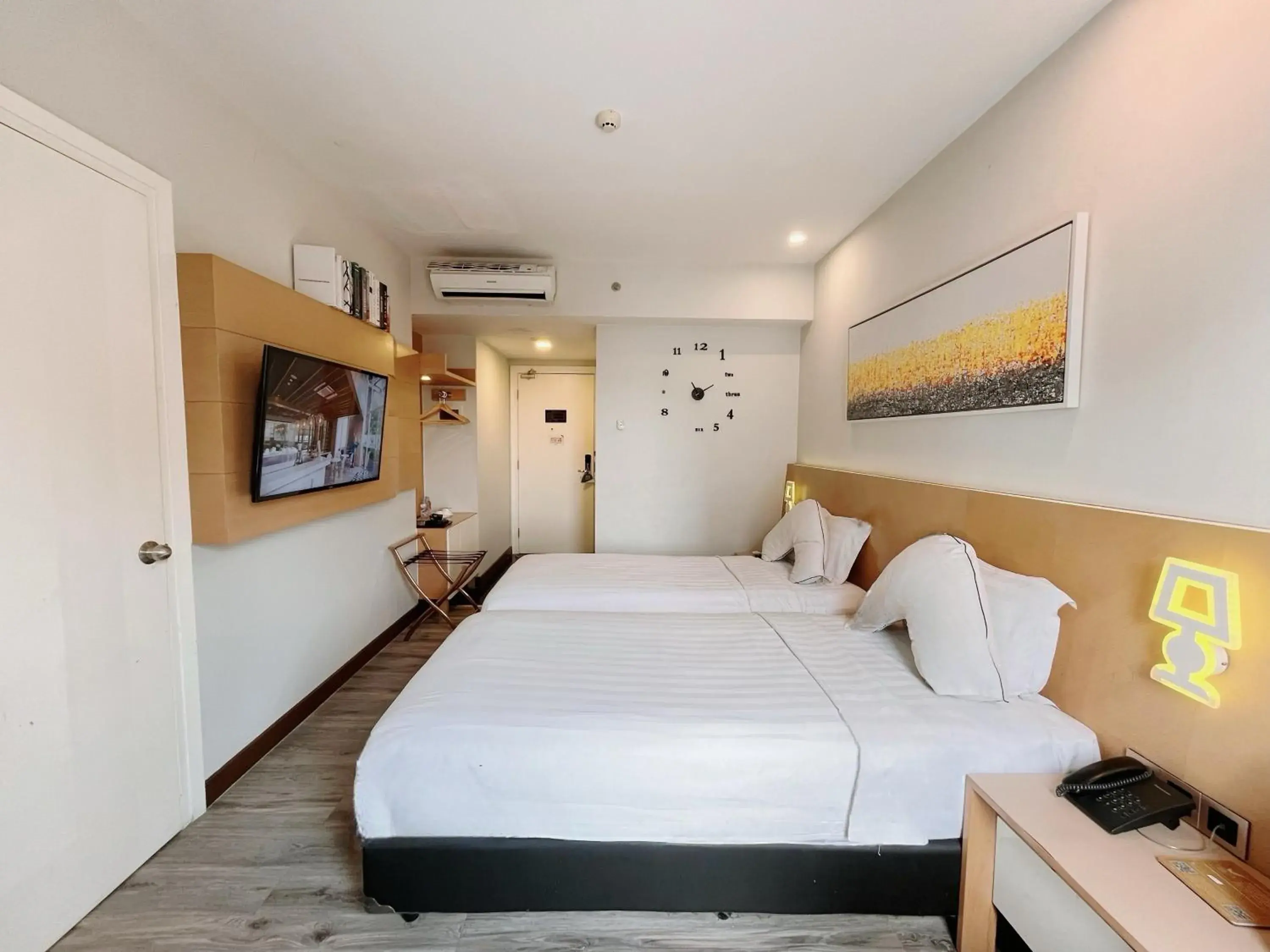 Bathroom, Bed in Verse Luxe Hotel Wahid Hasyim Bathroom, Bed in Verse Luxe Hotel Wahid Hasyim