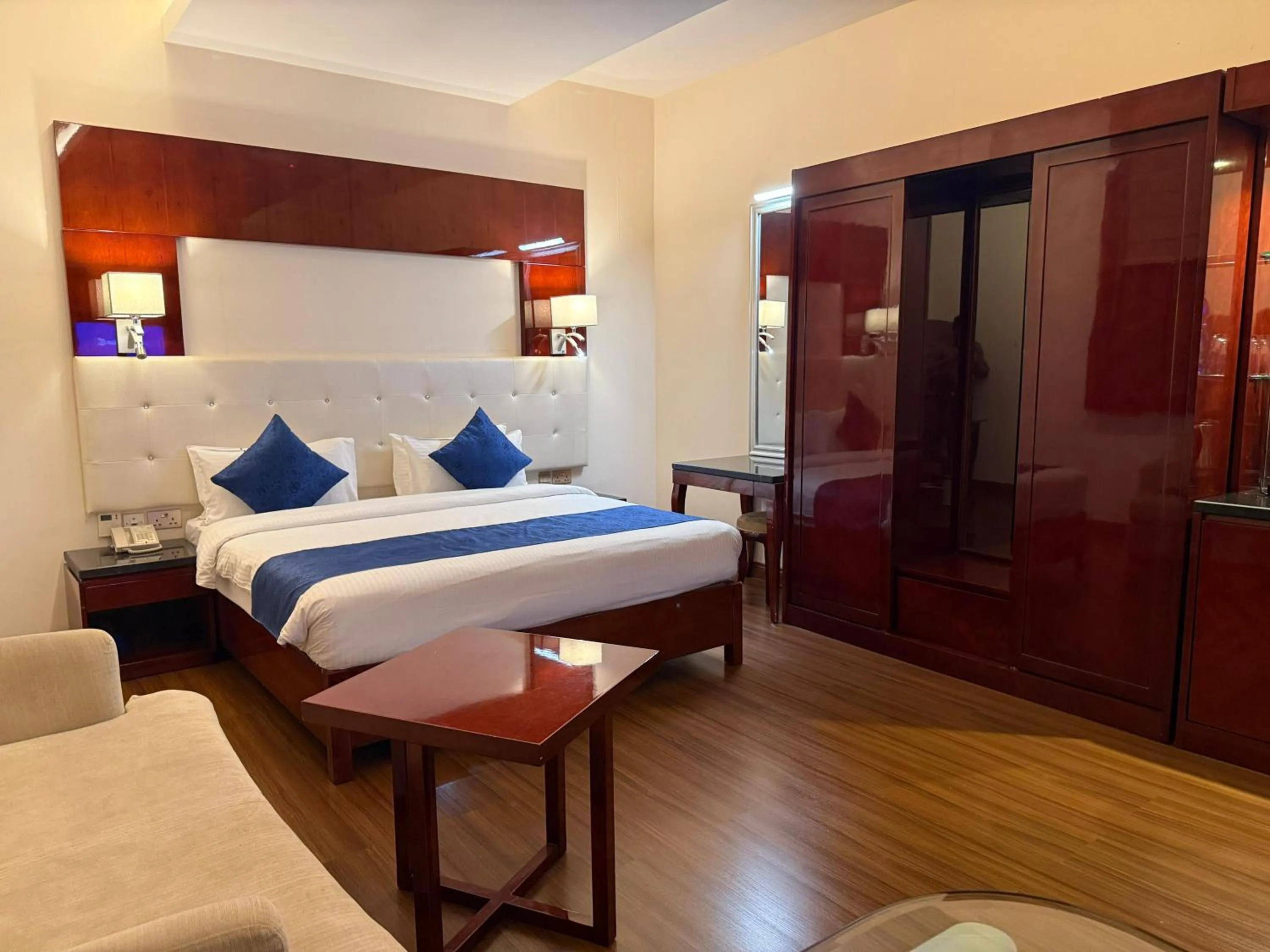 Bedroom, Bed in Golden Tulip Headington