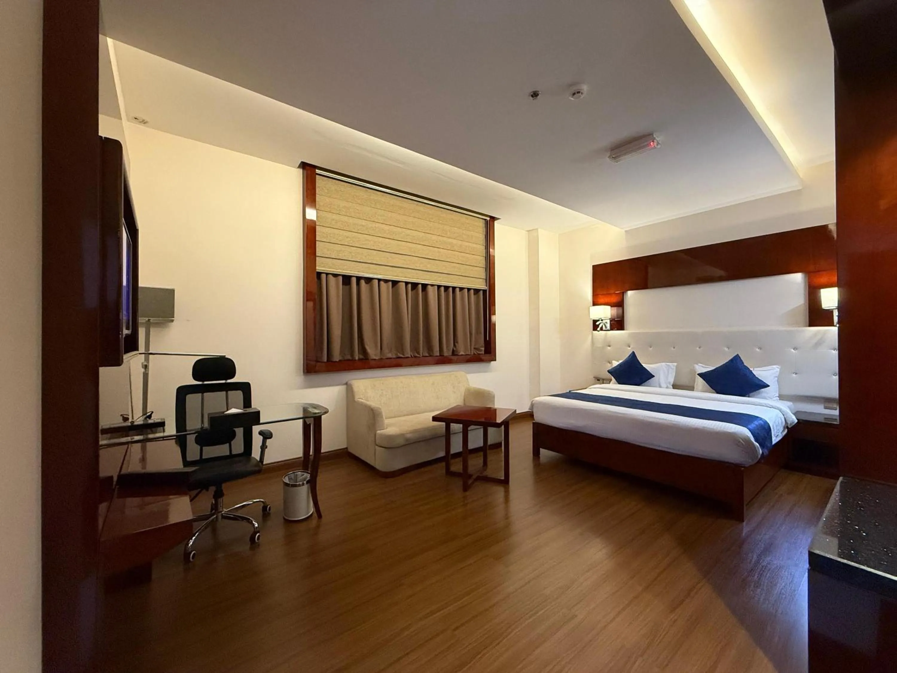 Bedroom, Bed in Golden Tulip Headington