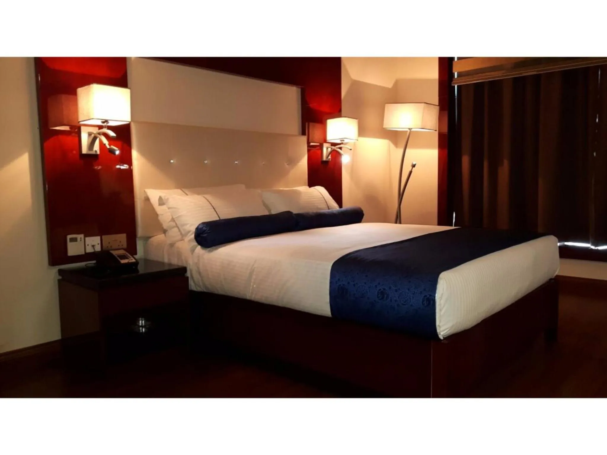 Bed in Golden Tulip Headington