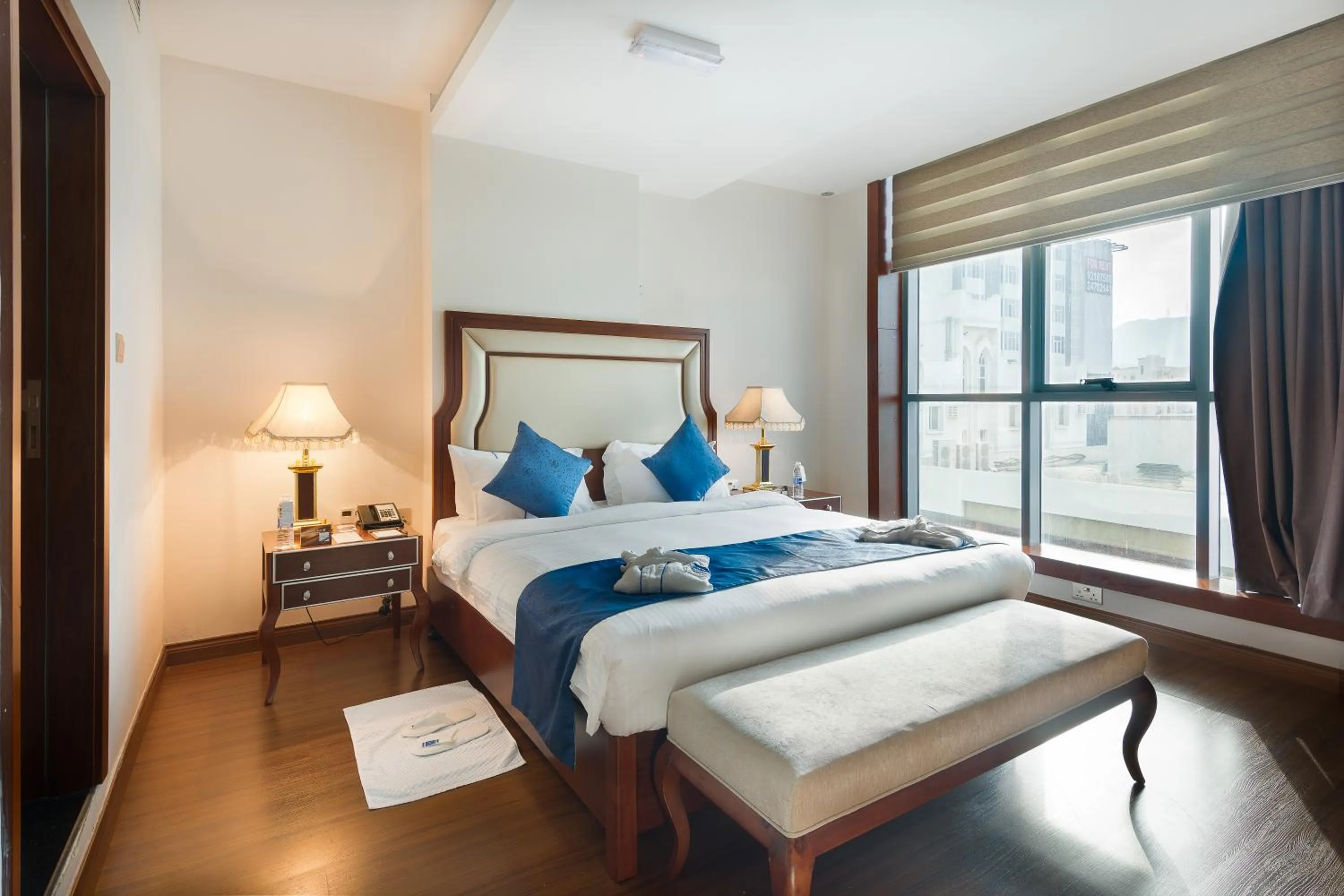 Bedroom, Bed in Golden Tulip Headington