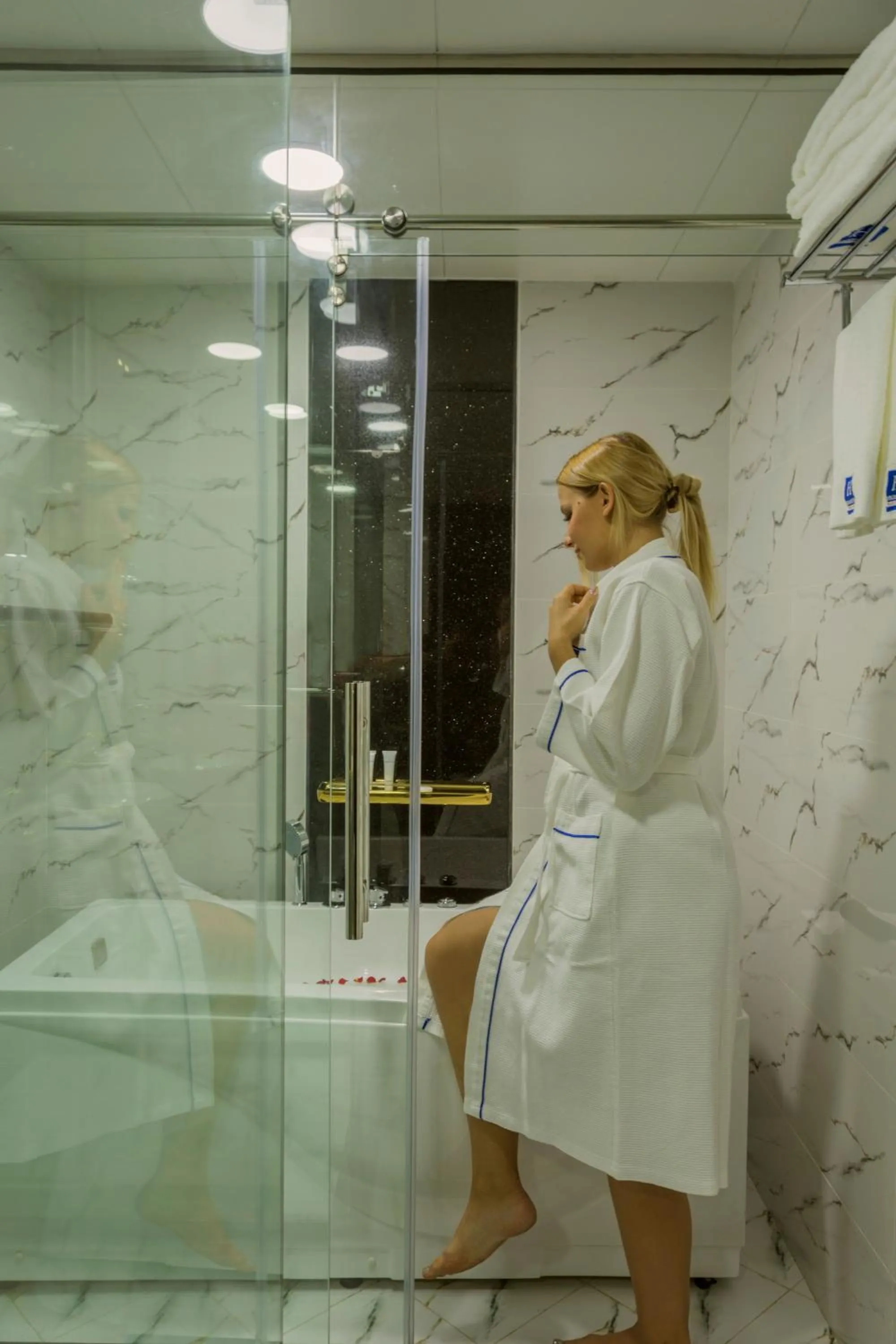Bathroom in Golden Tulip Headington