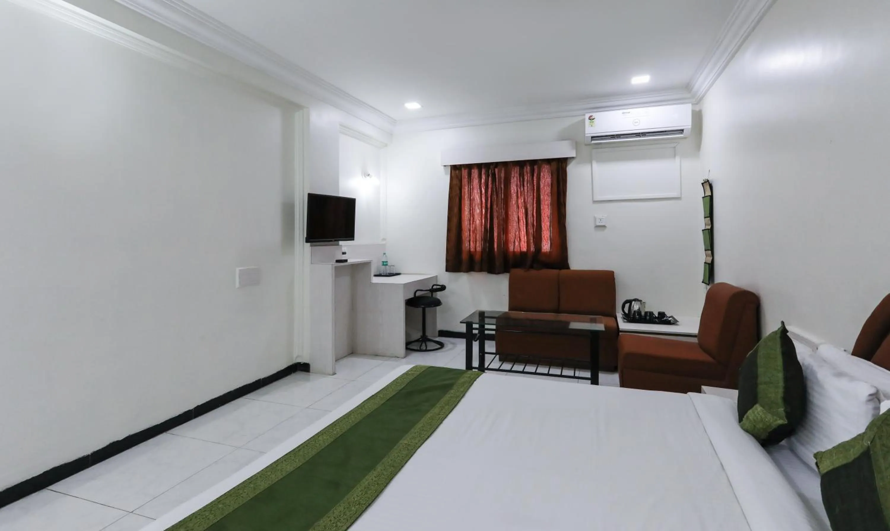 Bed in Treebo Omni Palace