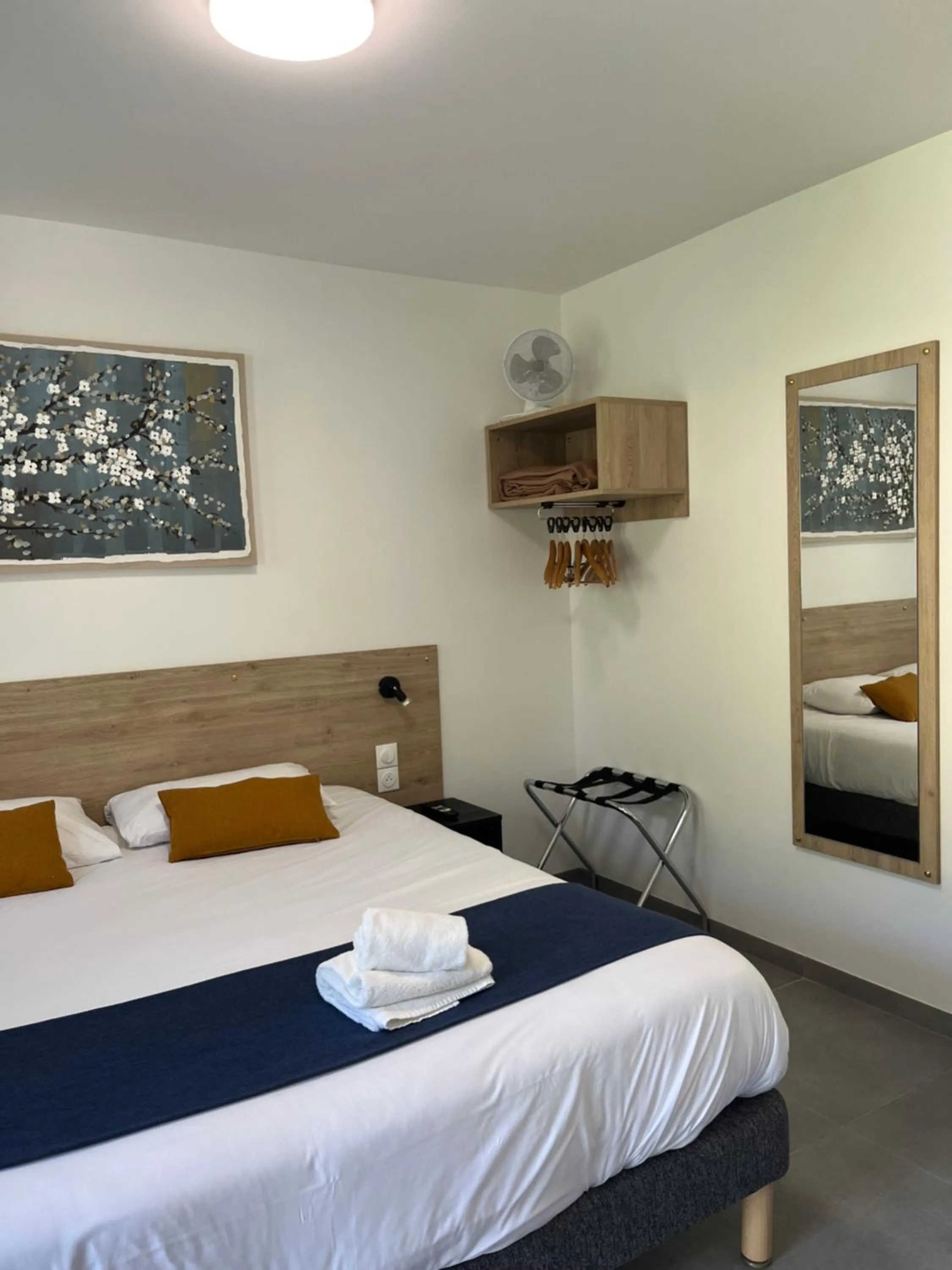 Bed in Cit'Hotel Les Eleis