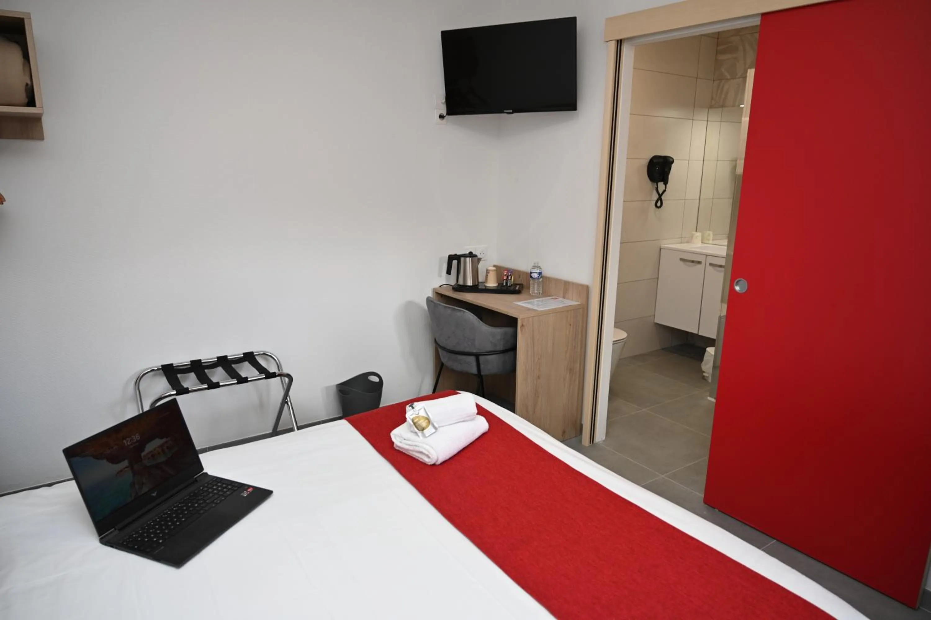 TV and multimedia, Bed in Cit'Hotel Les Eleis