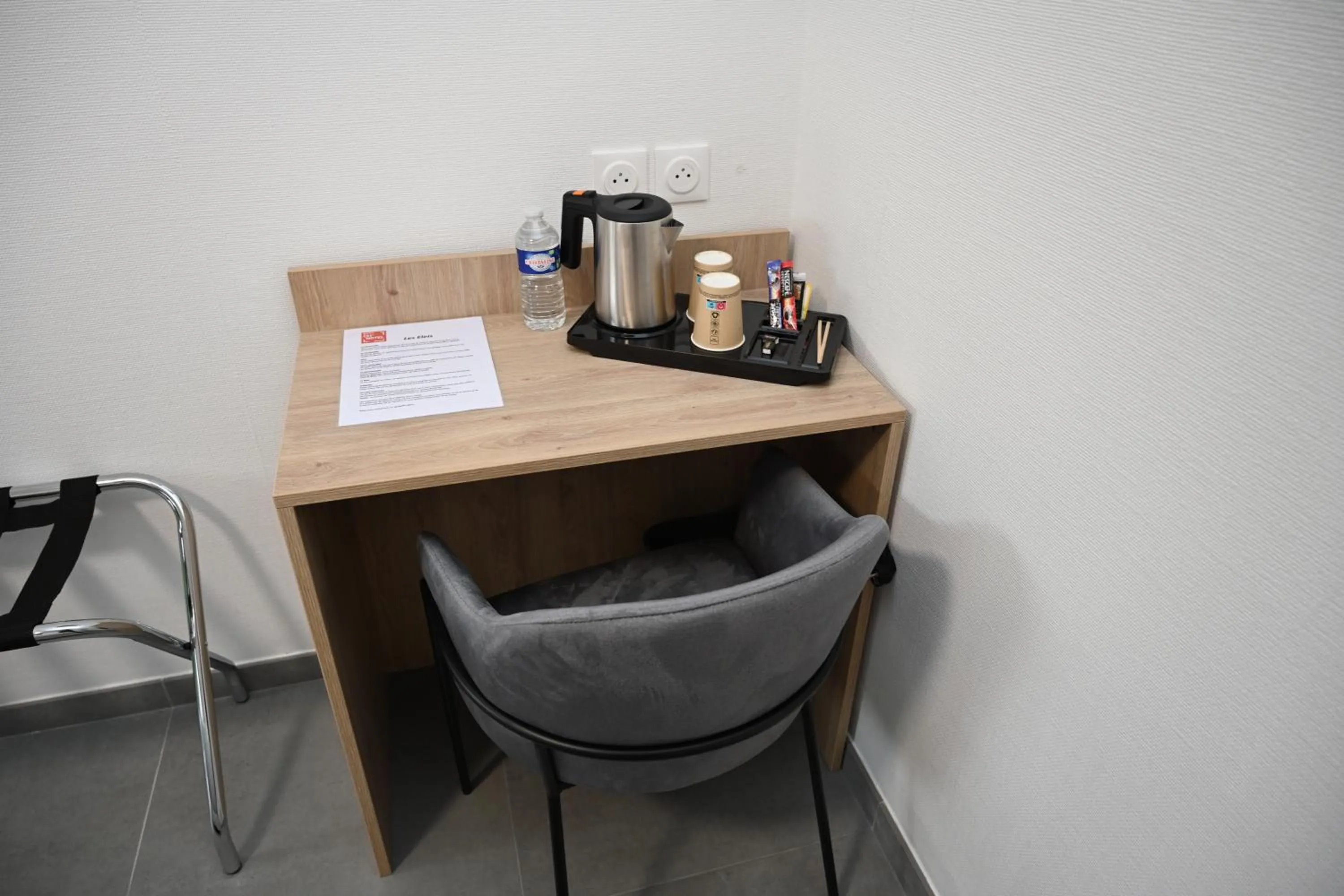 Coffee/tea facilities in Cit'Hotel Les Eleis