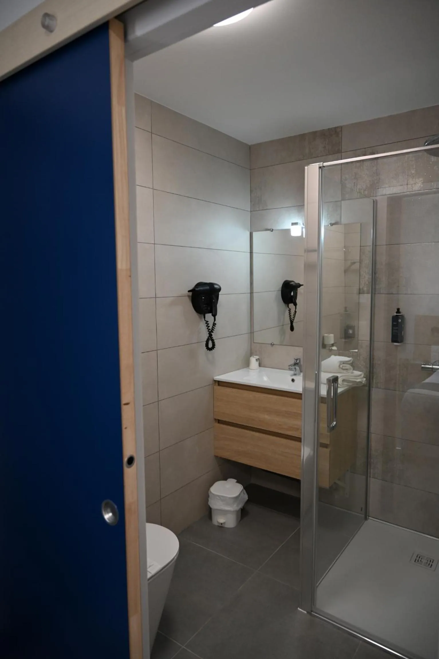 Shower in Cit'Hotel Les Eleis