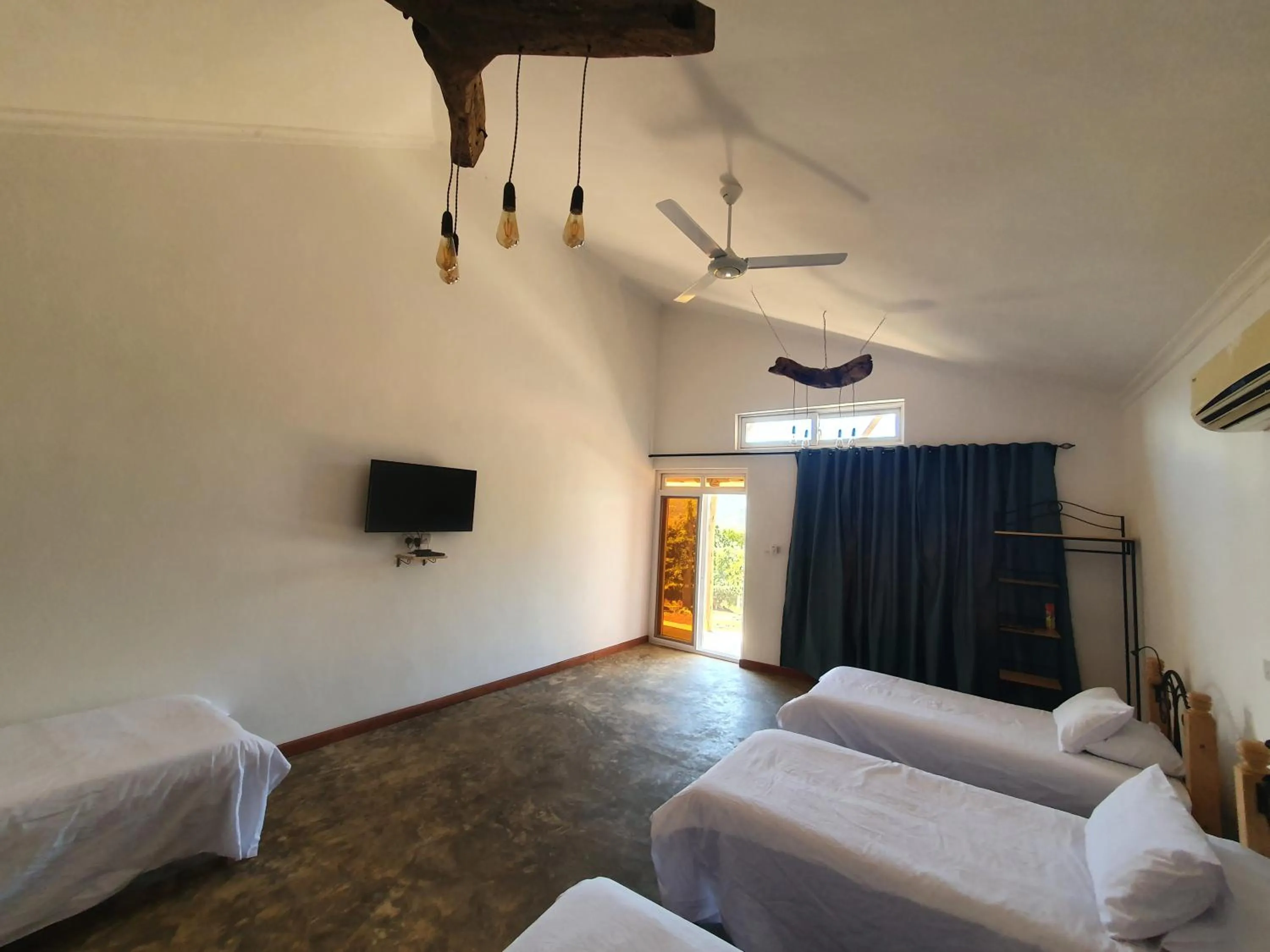 Bed in Boulevard Inn Mt Meru