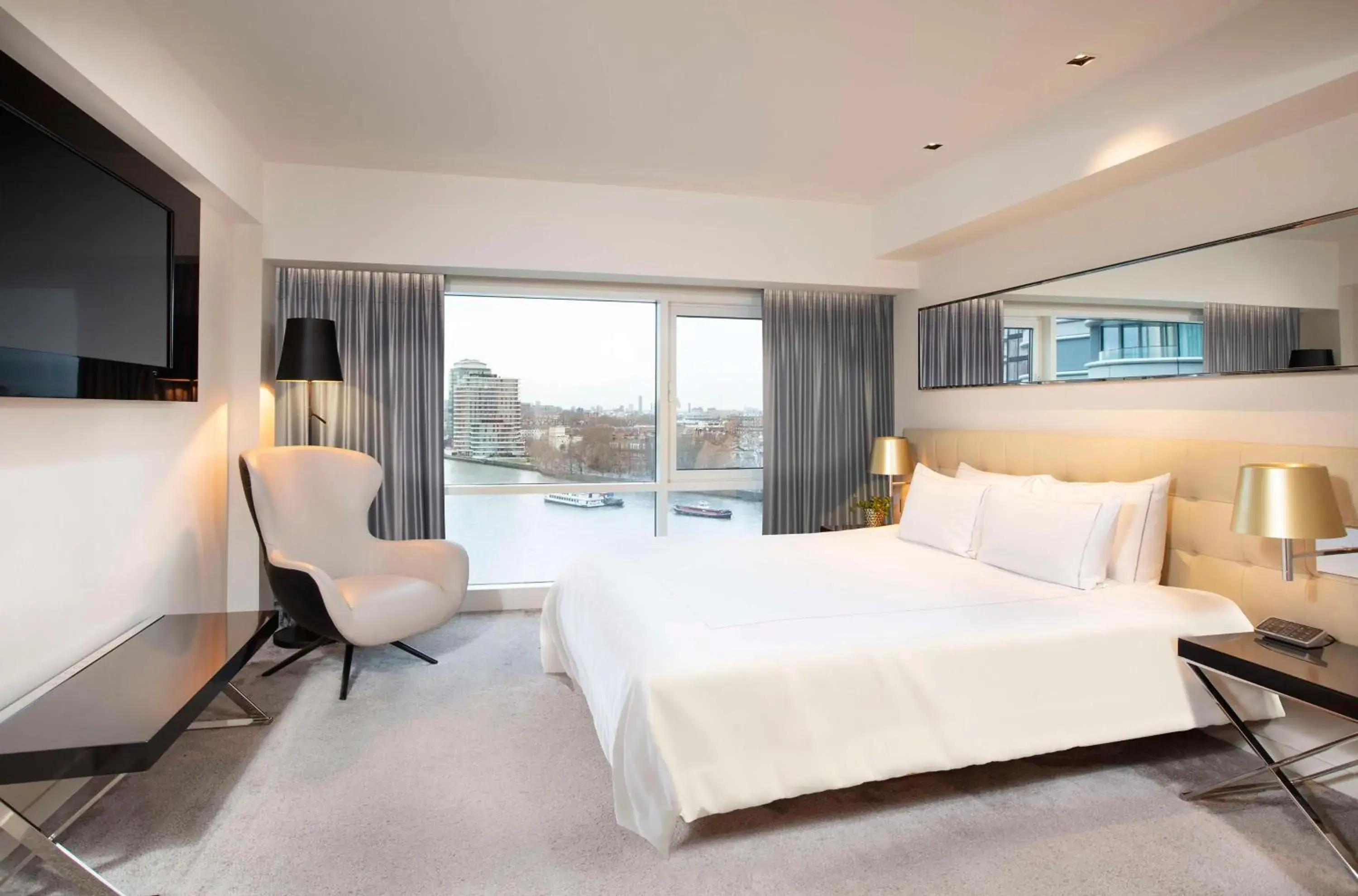 One-Bedroom Suite with Kitchenette and River View in Park Plaza London Riverbank One-Bedroom Suite with Kitchenette and River View in Park Plaza London Riverbank