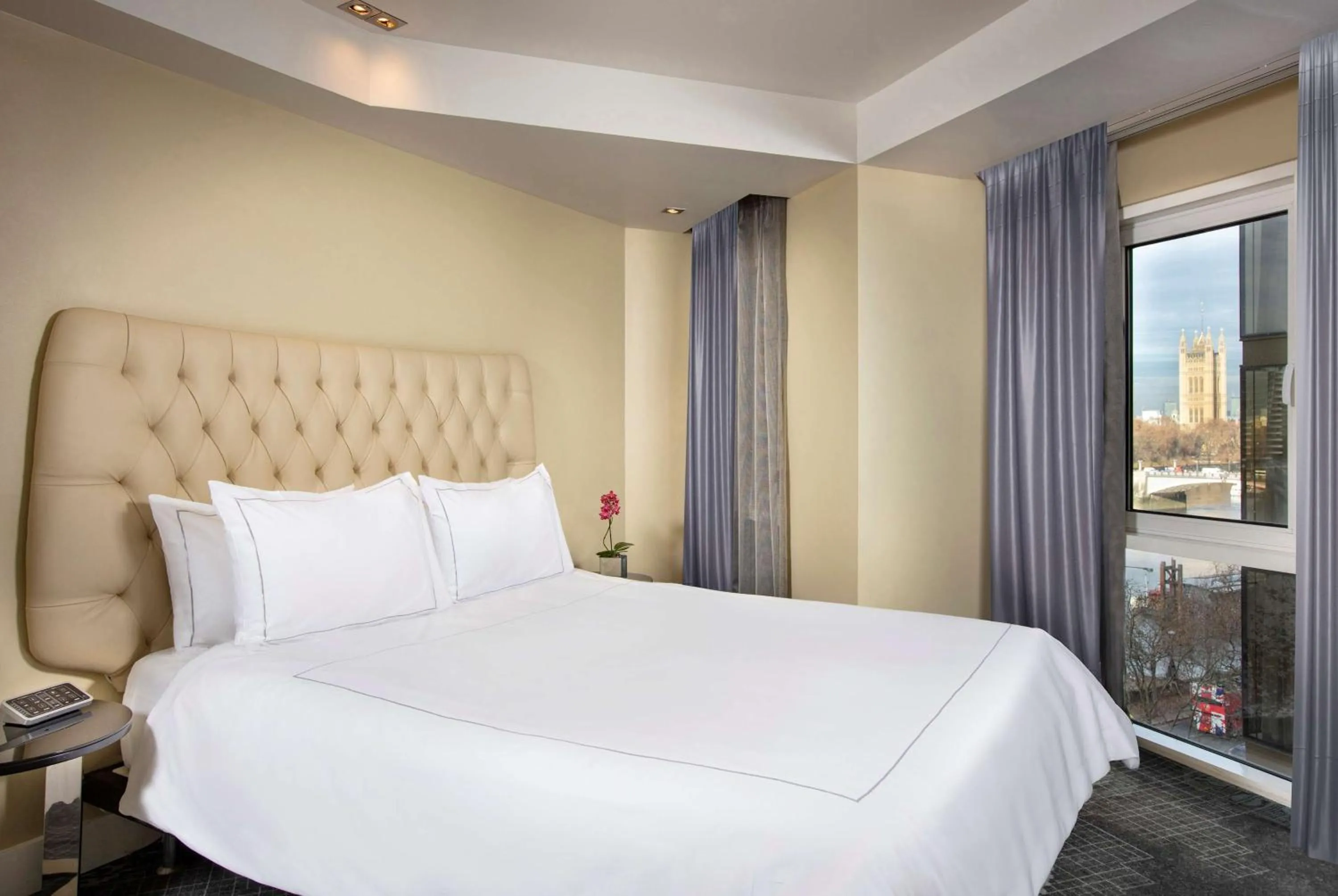 Photo of the whole room, Bed in Park Plaza London Riverbank