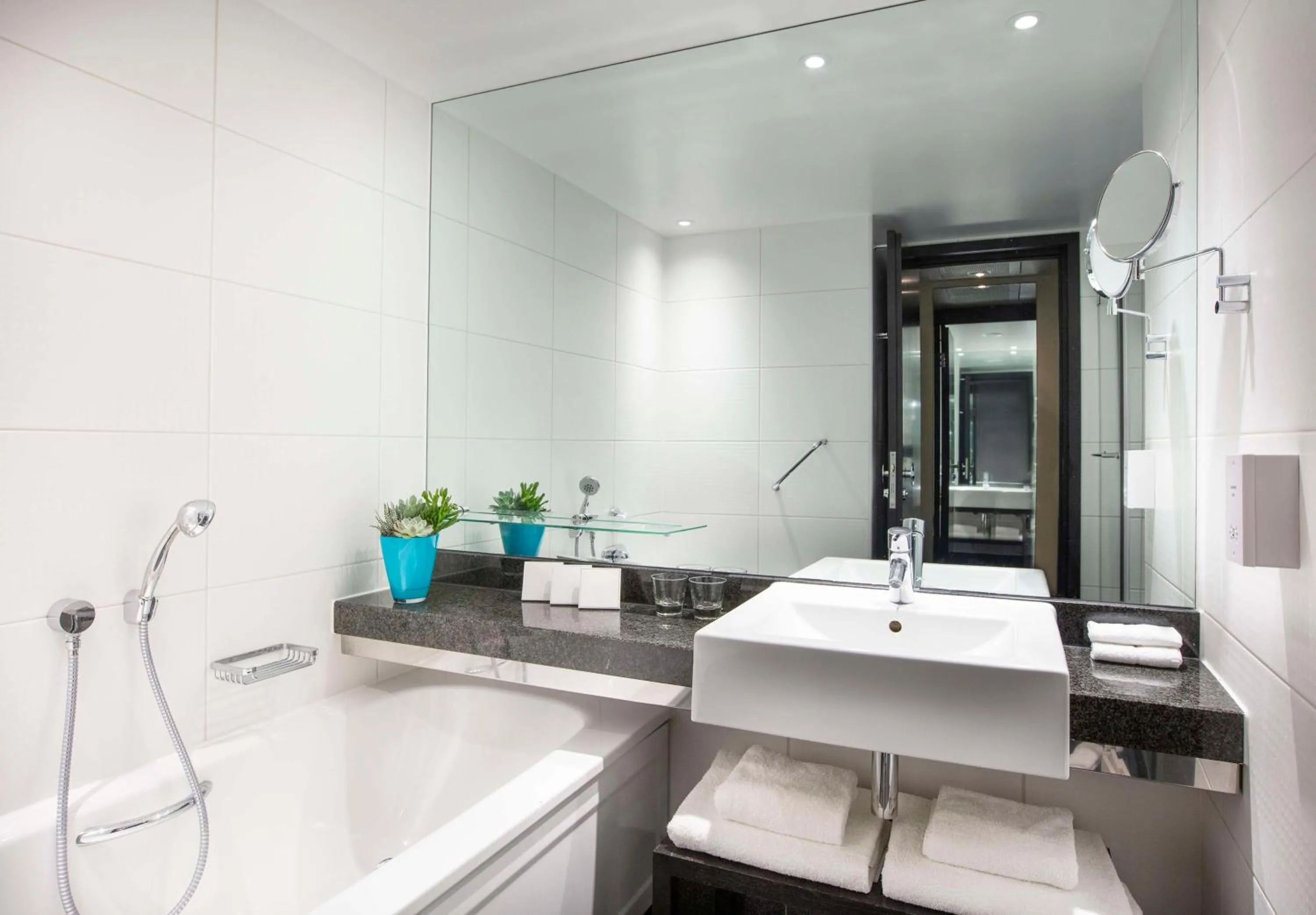 Bathroom in Park Plaza London Riverbank