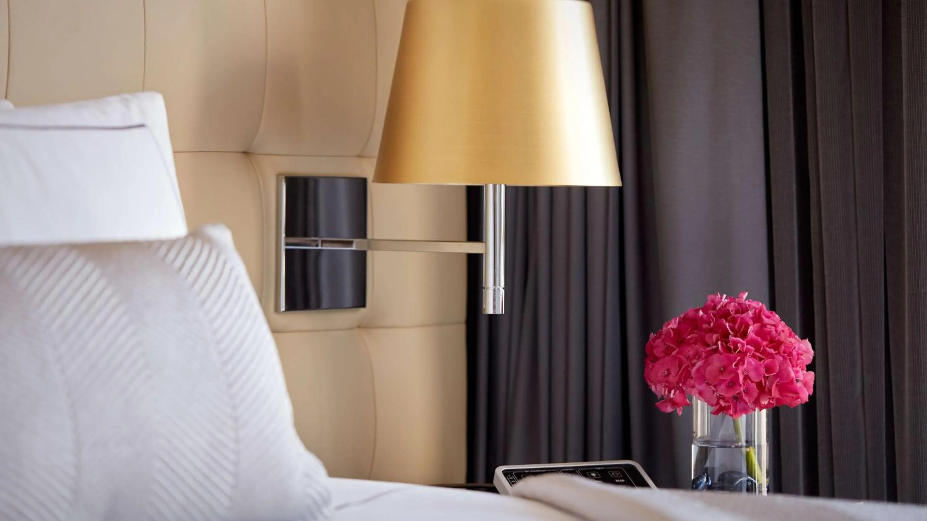 Bedroom, Bed in Park Plaza London Riverbank