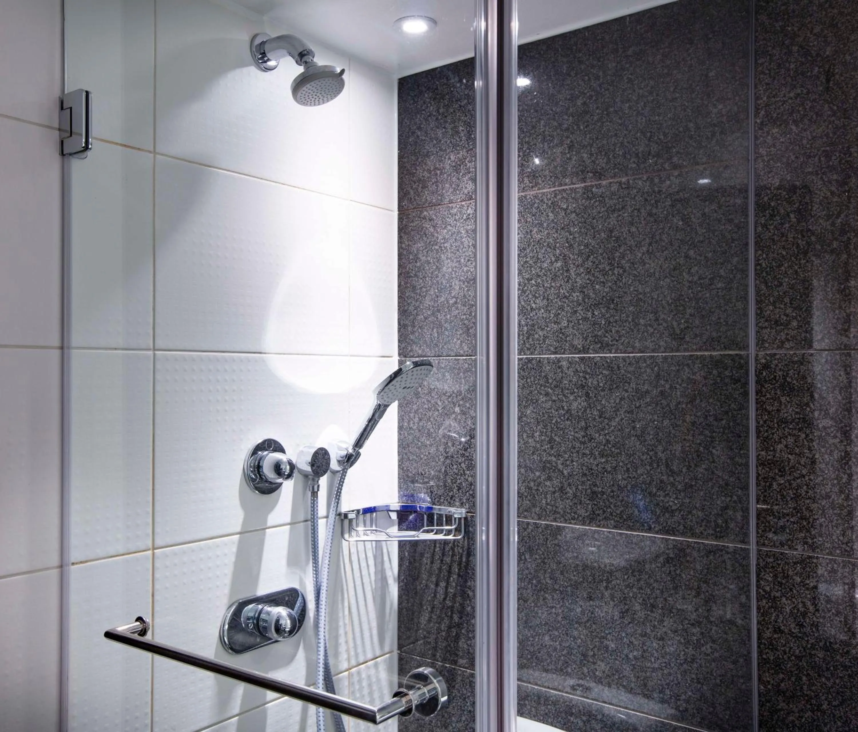 Bathroom in Park Plaza London Riverbank