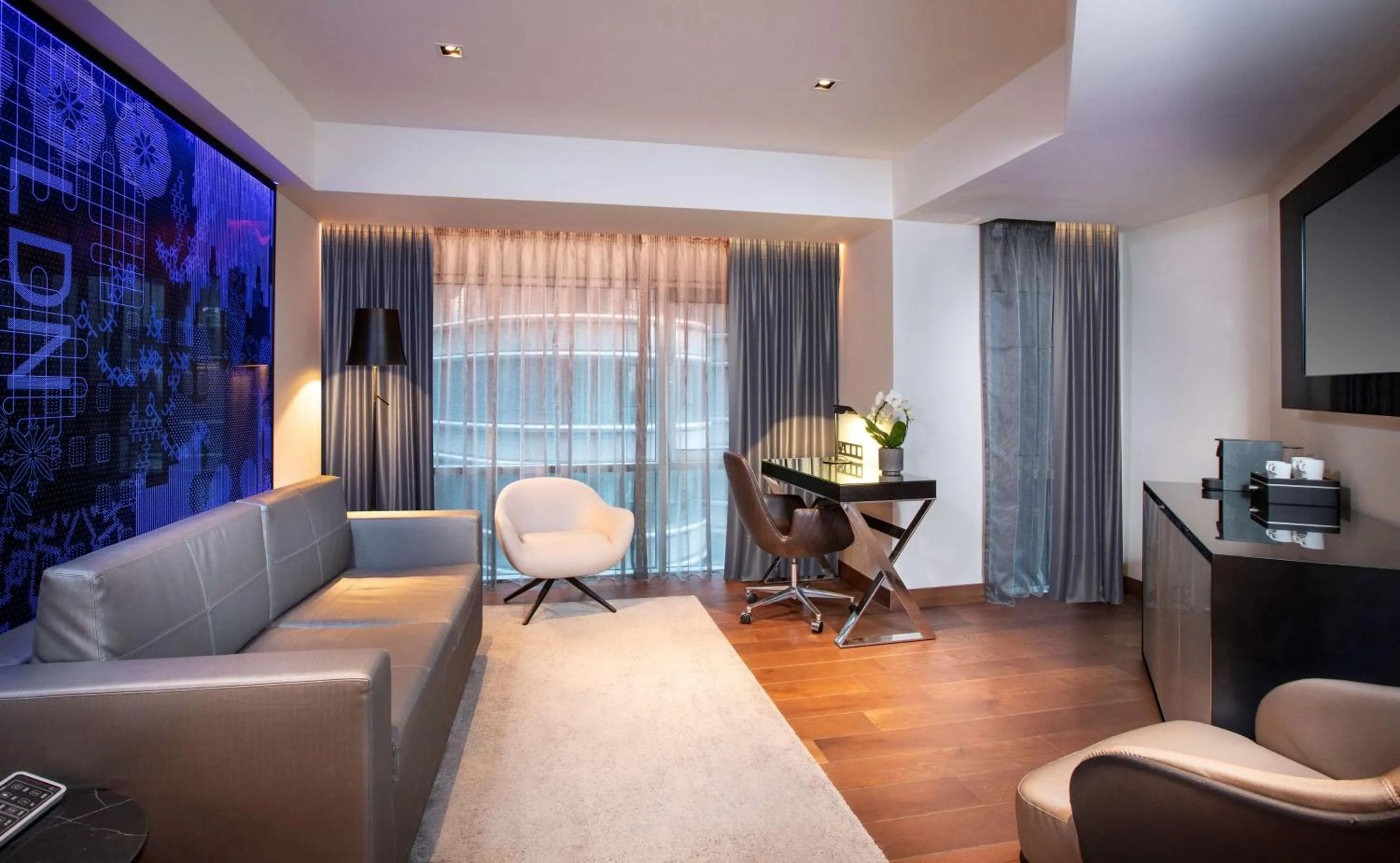 Photo of the whole room, Bed in Park Plaza London Riverbank