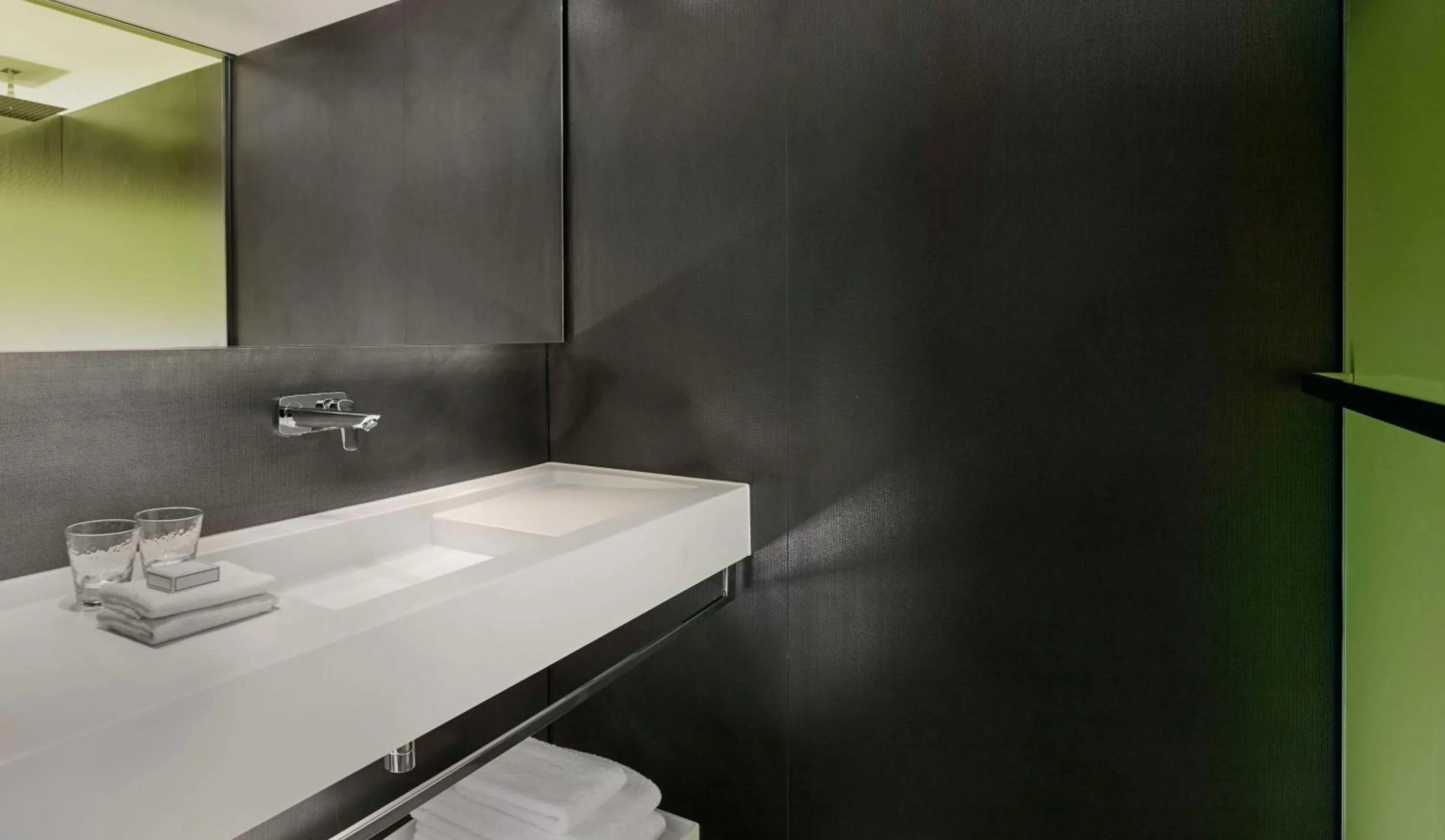 Bathroom in Park Plaza London Riverbank