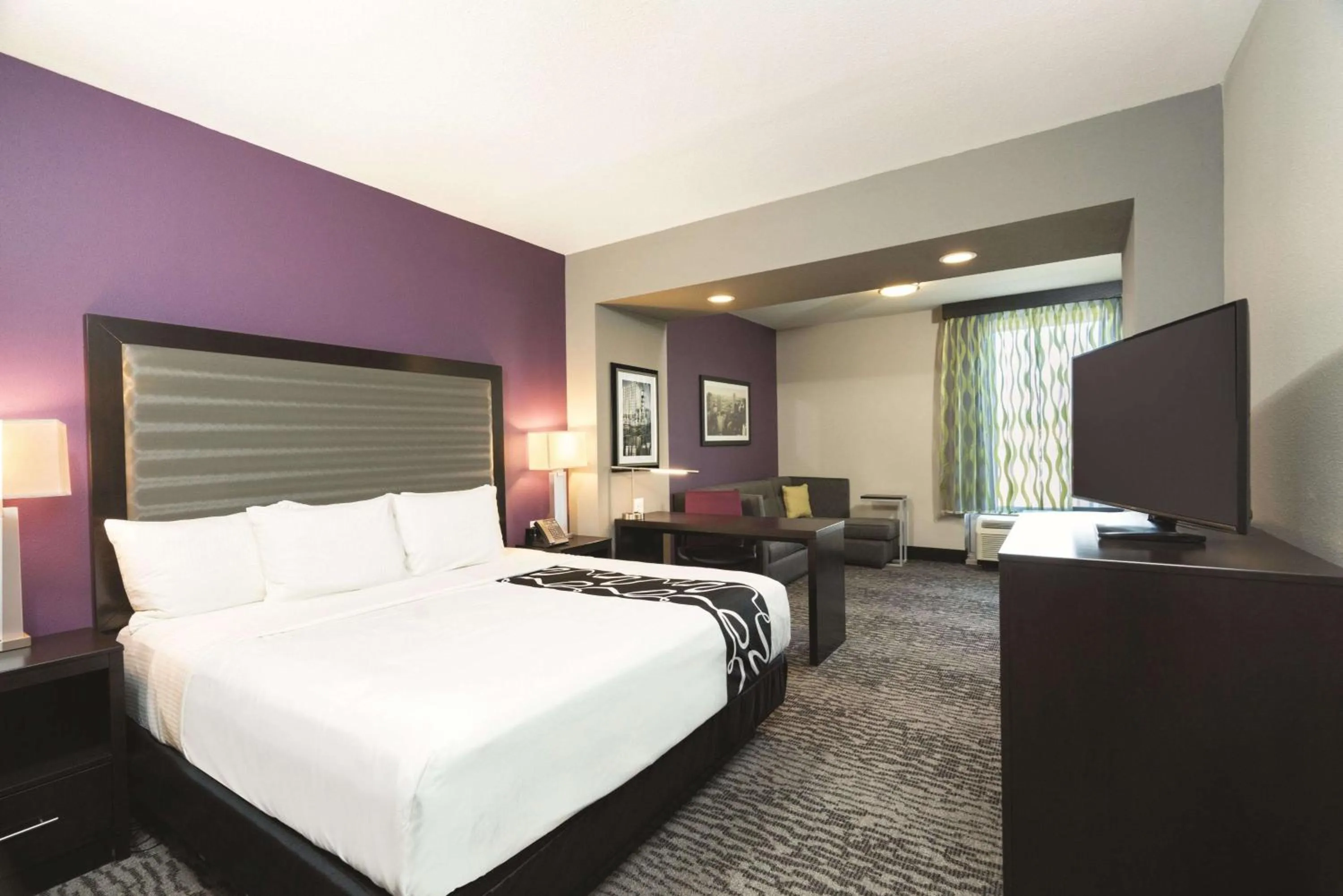 Bedroom, Bed in La Quinta by Wyndham Memphis Downtown