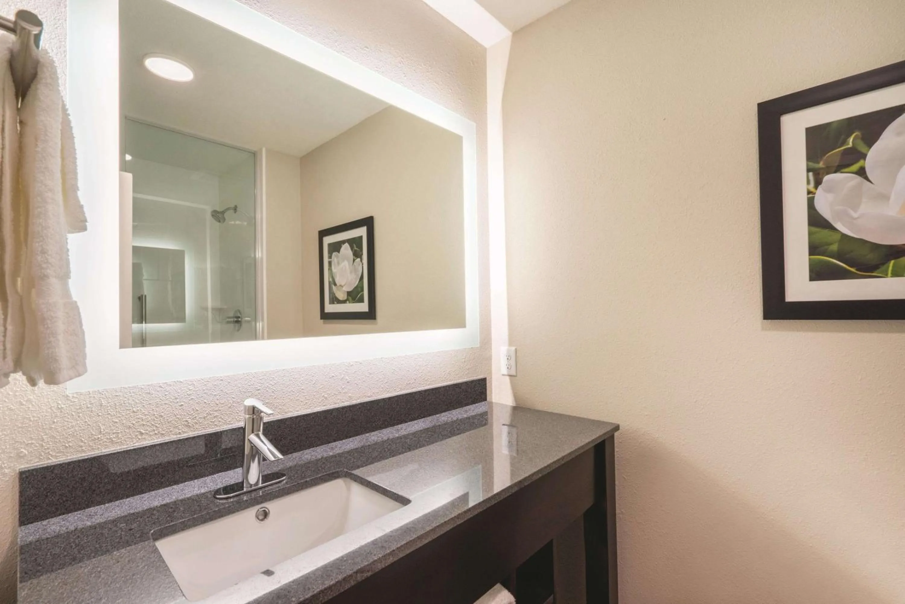 Bedroom in La Quinta by Wyndham Memphis Downtown