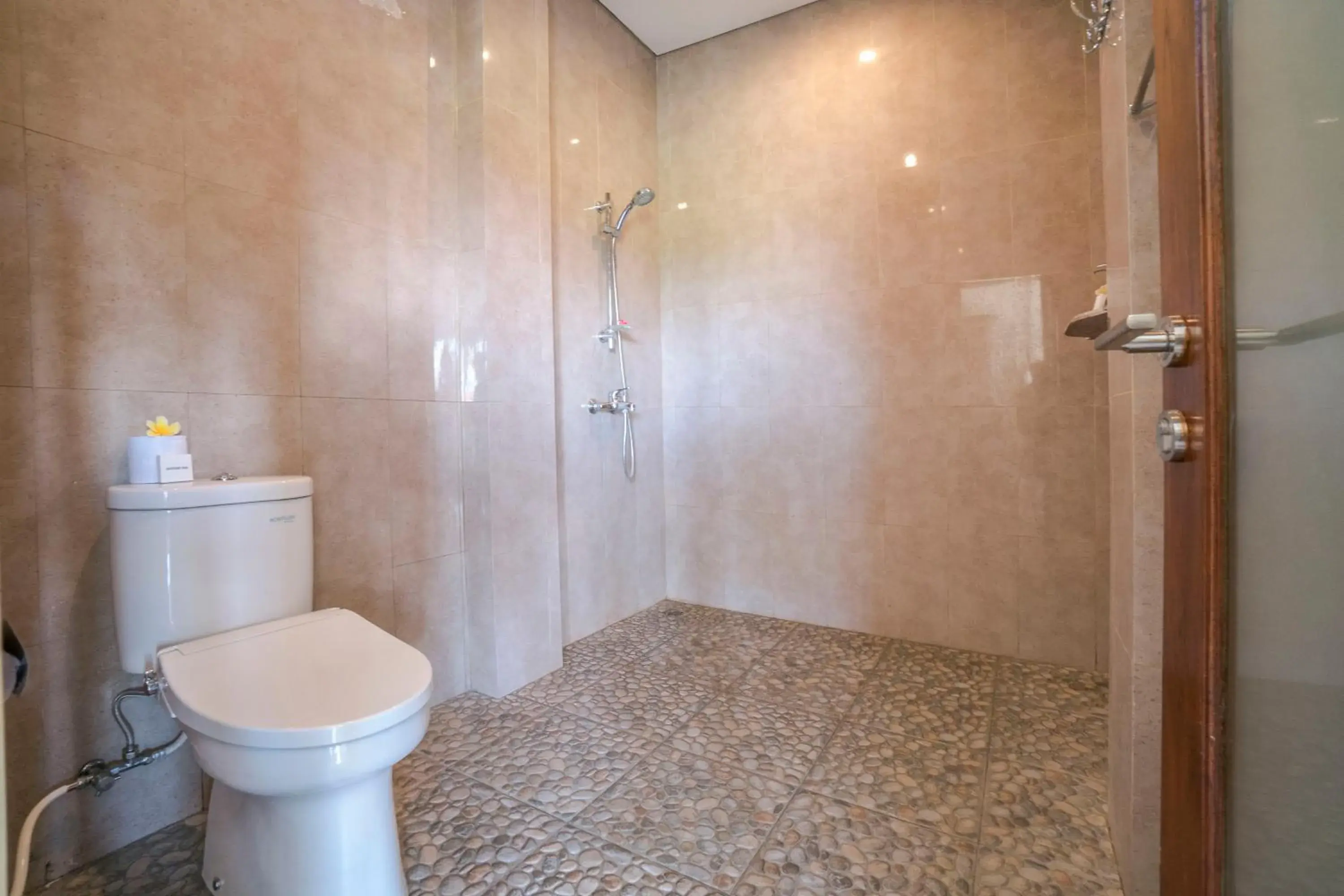 Bathroom in Adi Bisma Inn by Mahaputra-CHSE Certified Bathroom in Adi Bisma Inn by Mahaputra-CHSE Certified