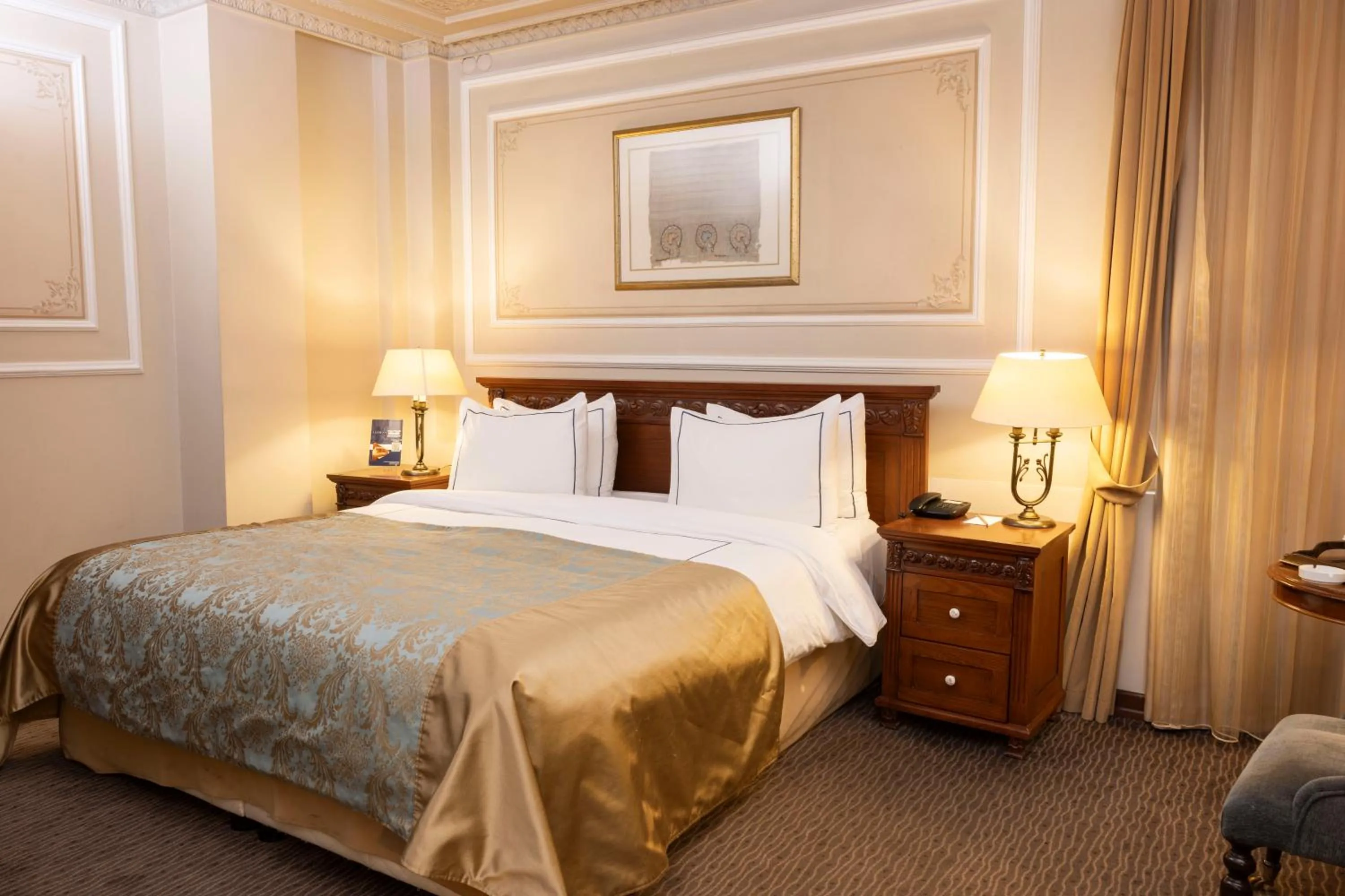 Bedroom, Bed in Anemon Koleksiyon Galata Otel