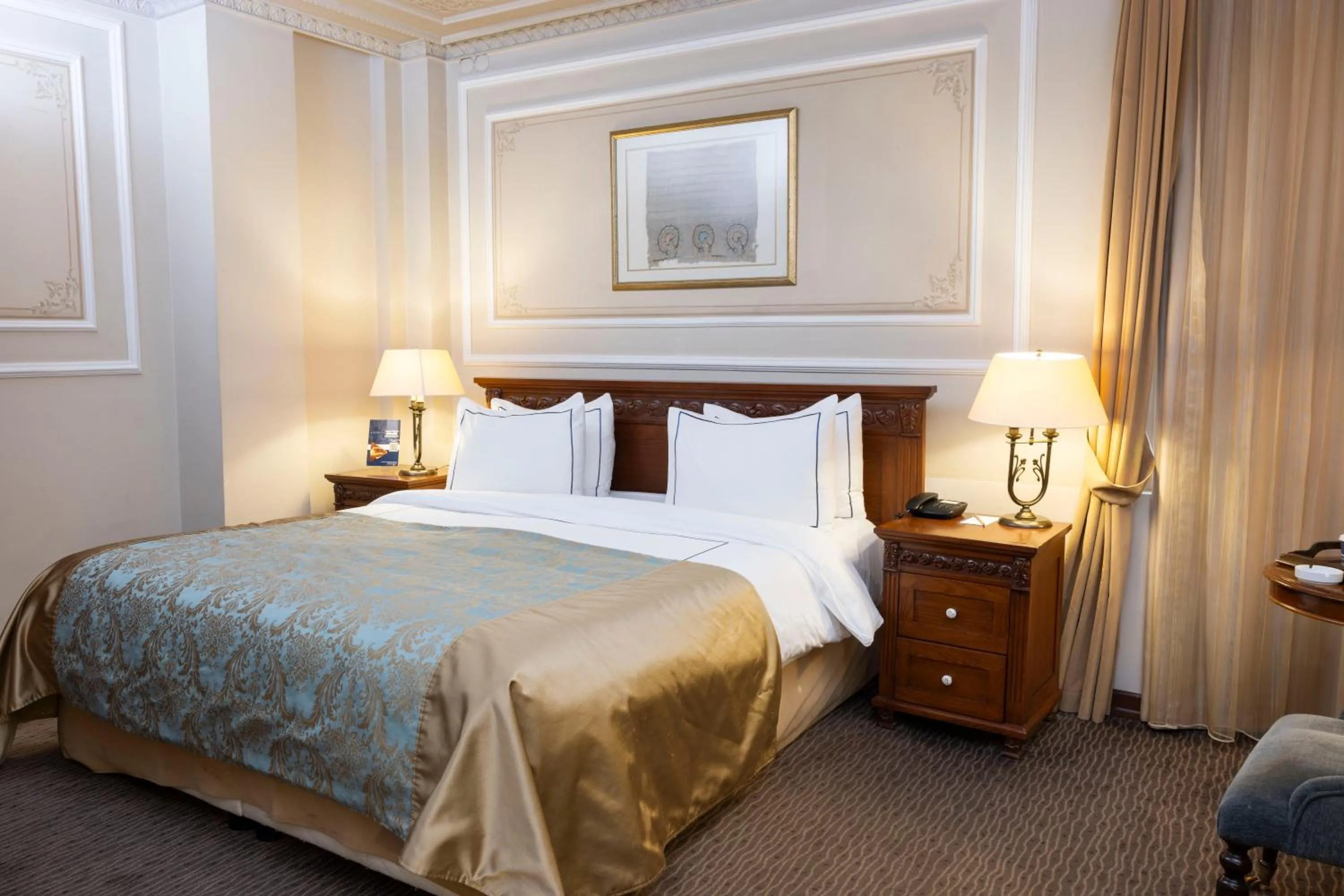 Bedroom, Bed in Anemon Koleksiyon Galata Otel