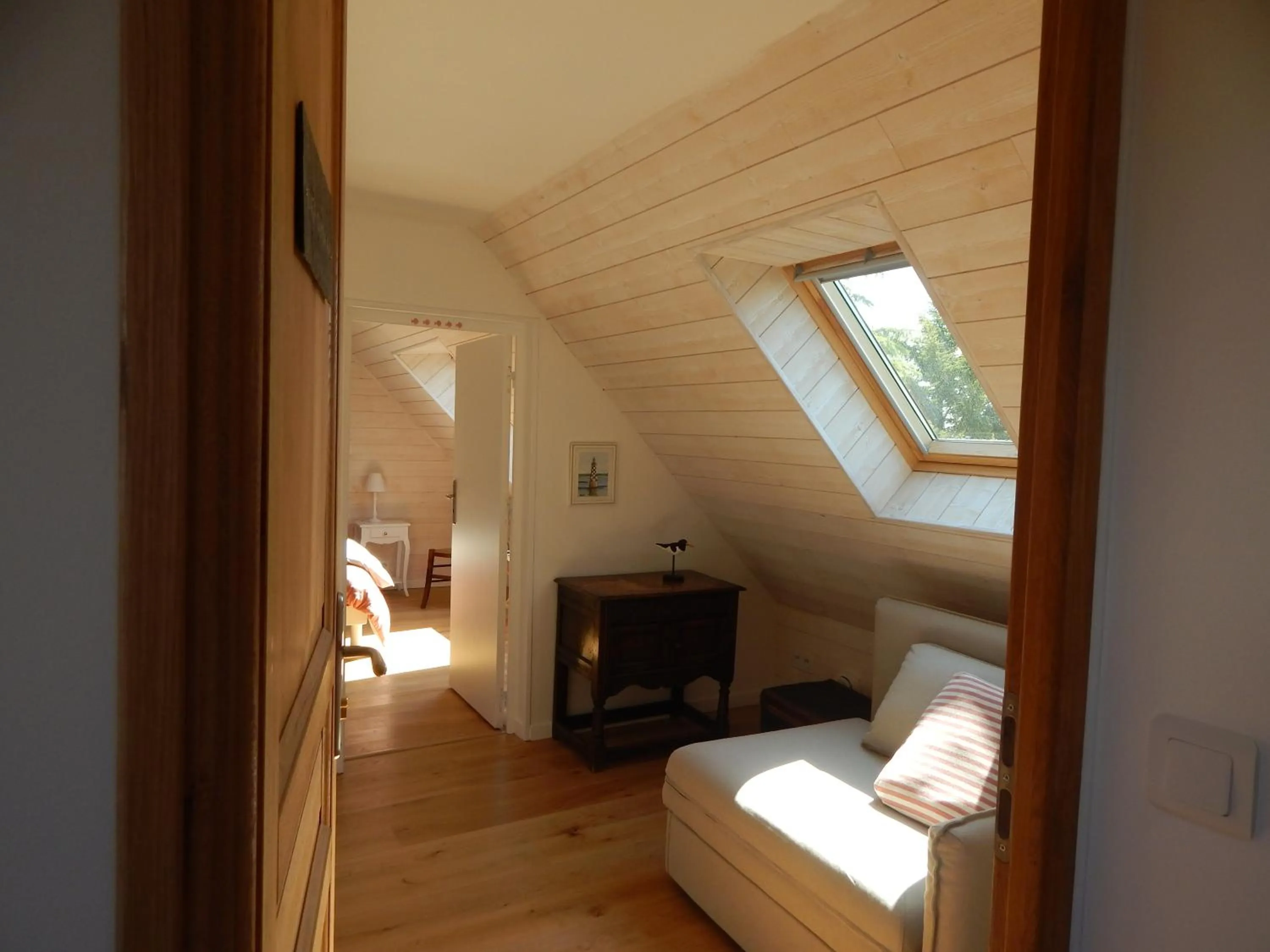 Seating area, Bed in Balade Océane