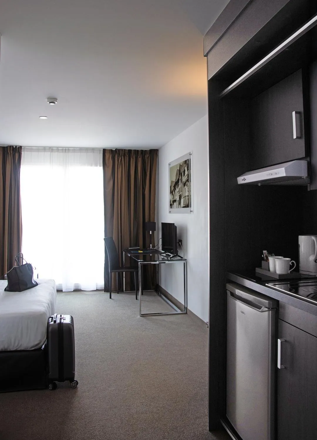 Kitchen or kitchenette, Bed in Golden Tulip La Baule Hotel and Residence